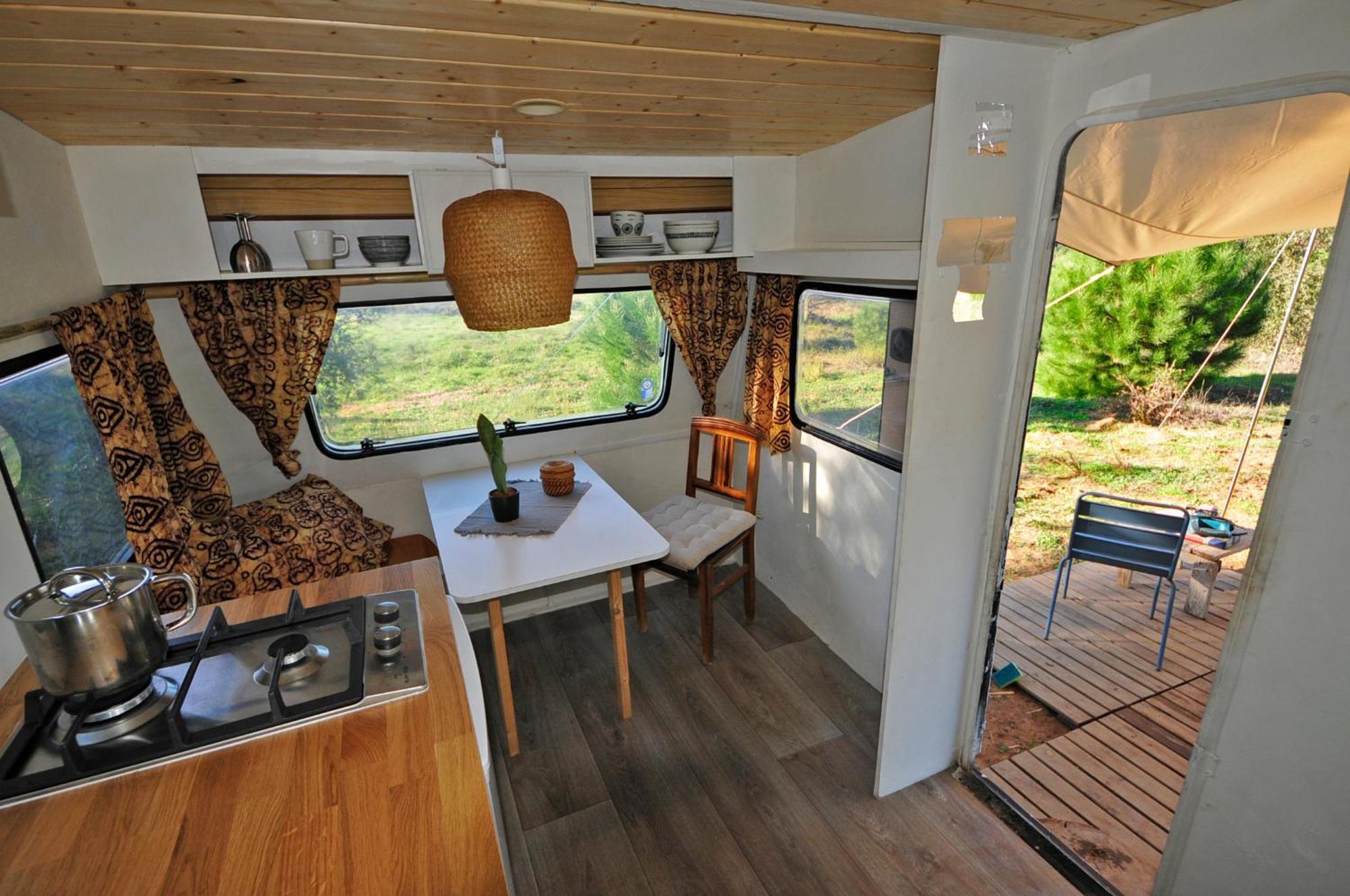 Monte Dos Vagabundos - Animal Sanctuary - Caravan Nest Camping *
