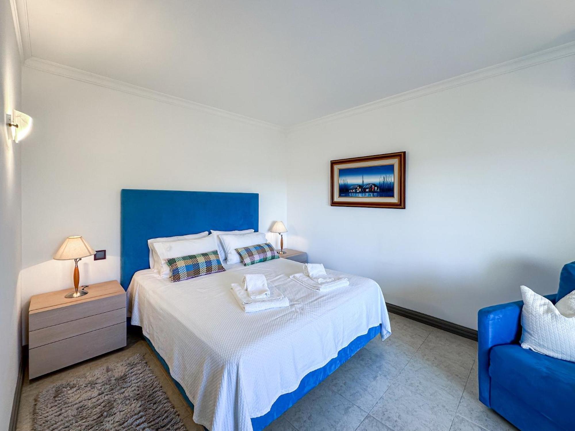 Luxury Penthouse Wstunning Sea Views, Walk To Gale