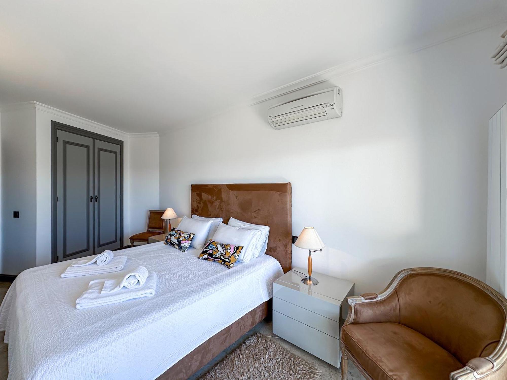 Apartment Luxury Penthouse Wstunning Sea Views, Walk To Gale *