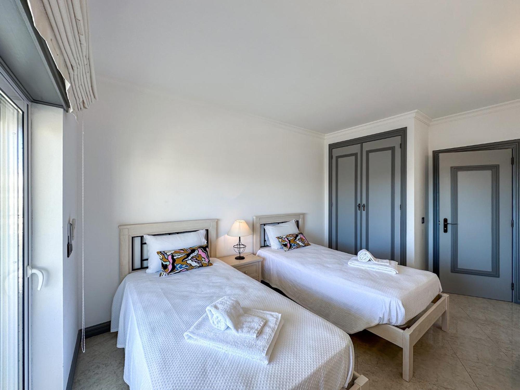 Luxury Penthouse Wstunning Sea Views, Walk To Gale Apartment