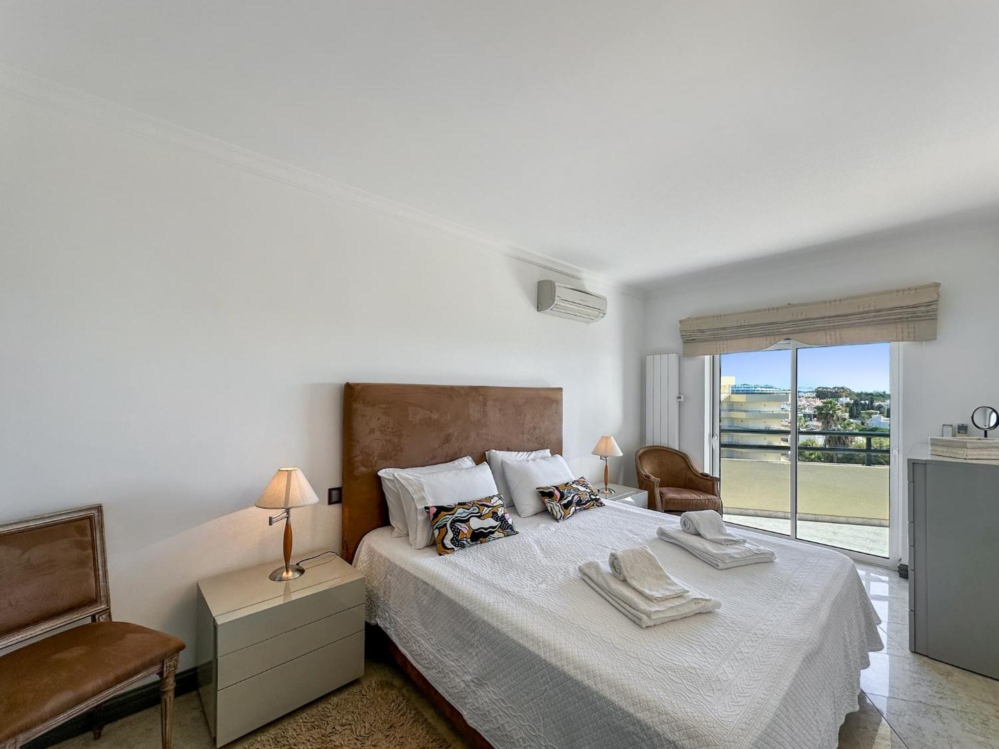 Luxury Penthouse Wstunning Sea Views, Walk To Gale *