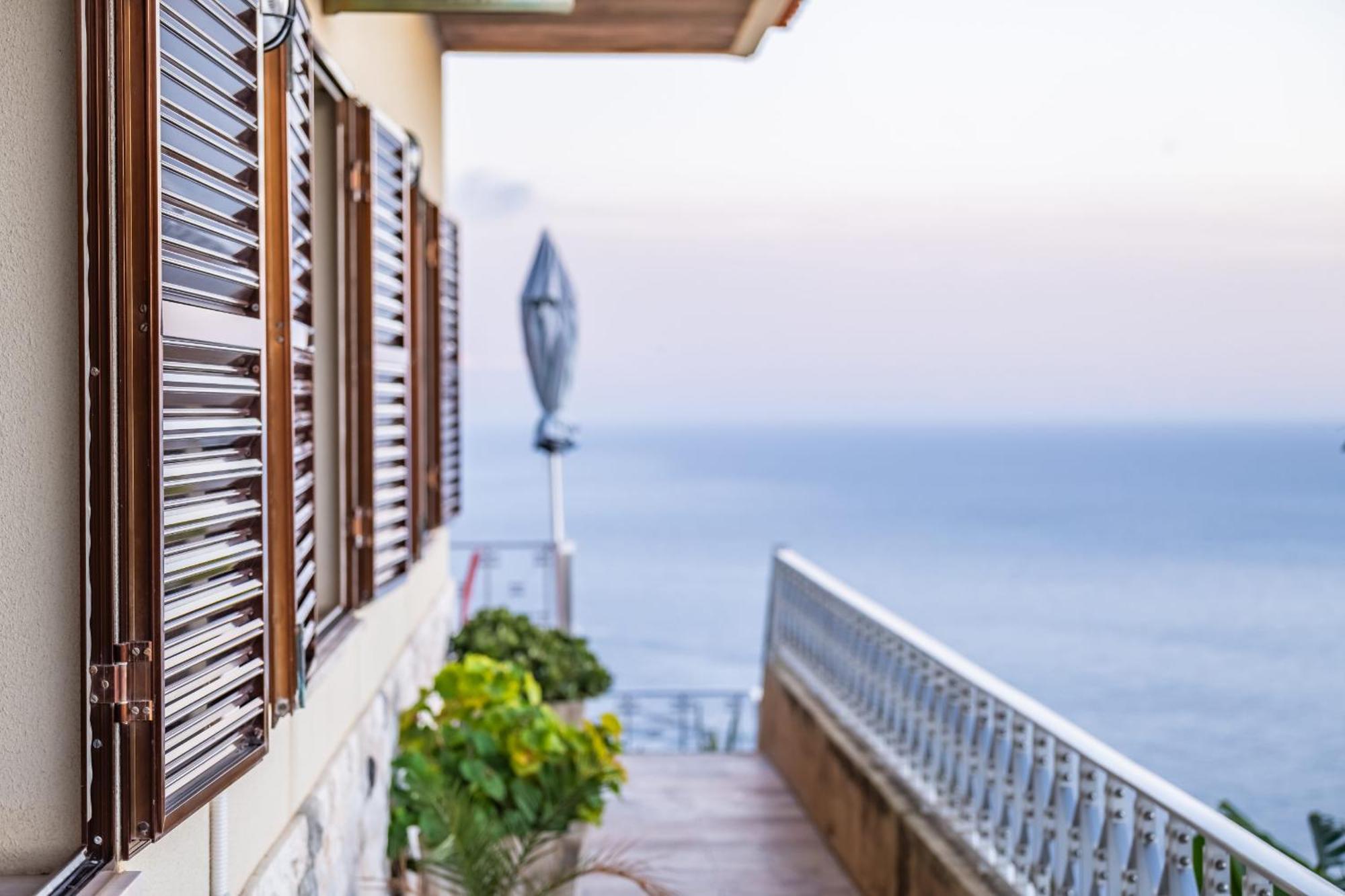 White Rabbit Ii By Madeira Sun Travel Holiday home *