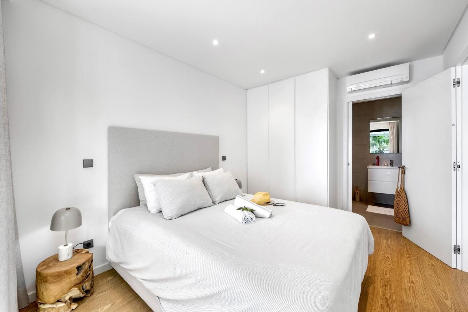 Apartment Stylish Modern Beachside With Pool & Seaview *