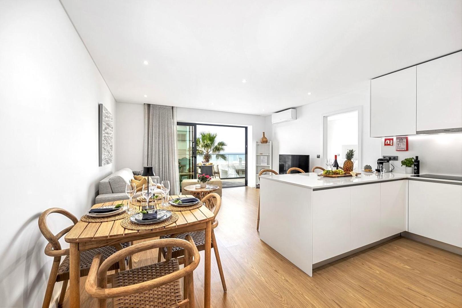 Apartment Stylish Modern Beachside With Pool & Seaview Quarteira