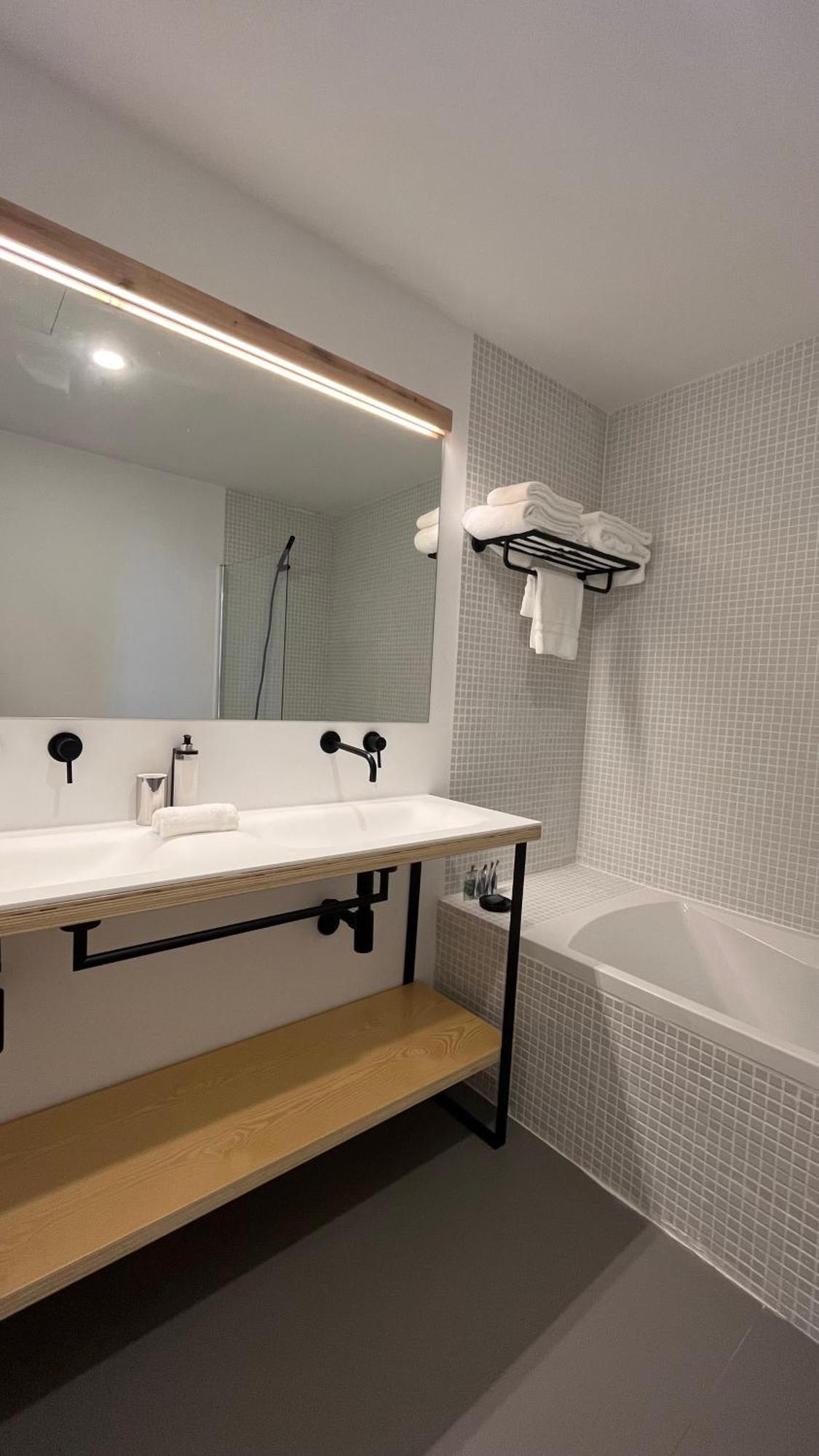 Matriz 55, & Hostel Ponta Delgada (Sao Miguel)