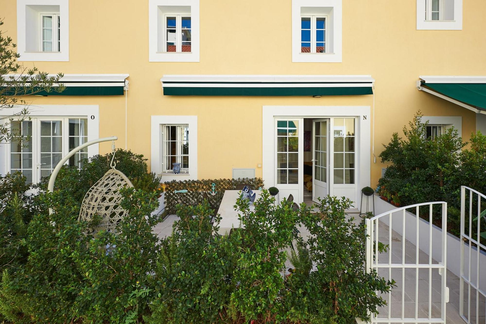 Spacious In With Private Garden 120 M² Estoril