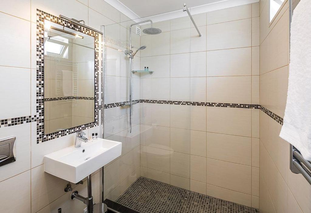 Stylish Modern Carvoeiro Villa 2 Bedrooms Villa Benagil Stunning Views Roof Terrace With Private Heated Pool Algarve *