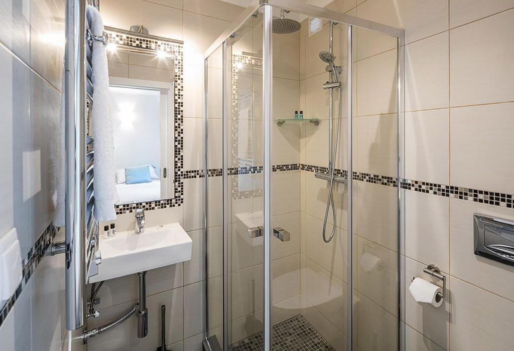Stylish Modern Carvoeiro Villa 2 Bedrooms Villa Benagil Stunning Views Roof Terrace With Private Heated Pool Algarve *