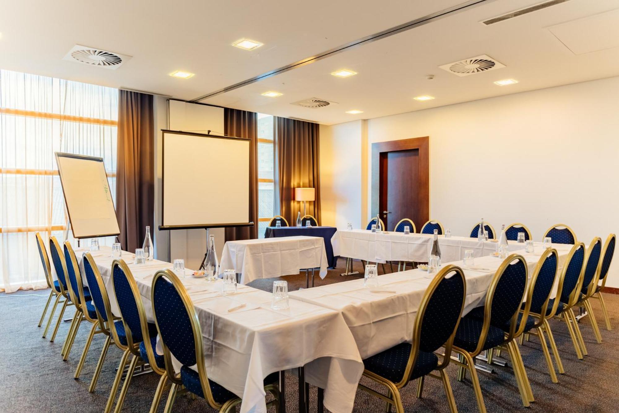 Axis Porto Business & Hotel 4*