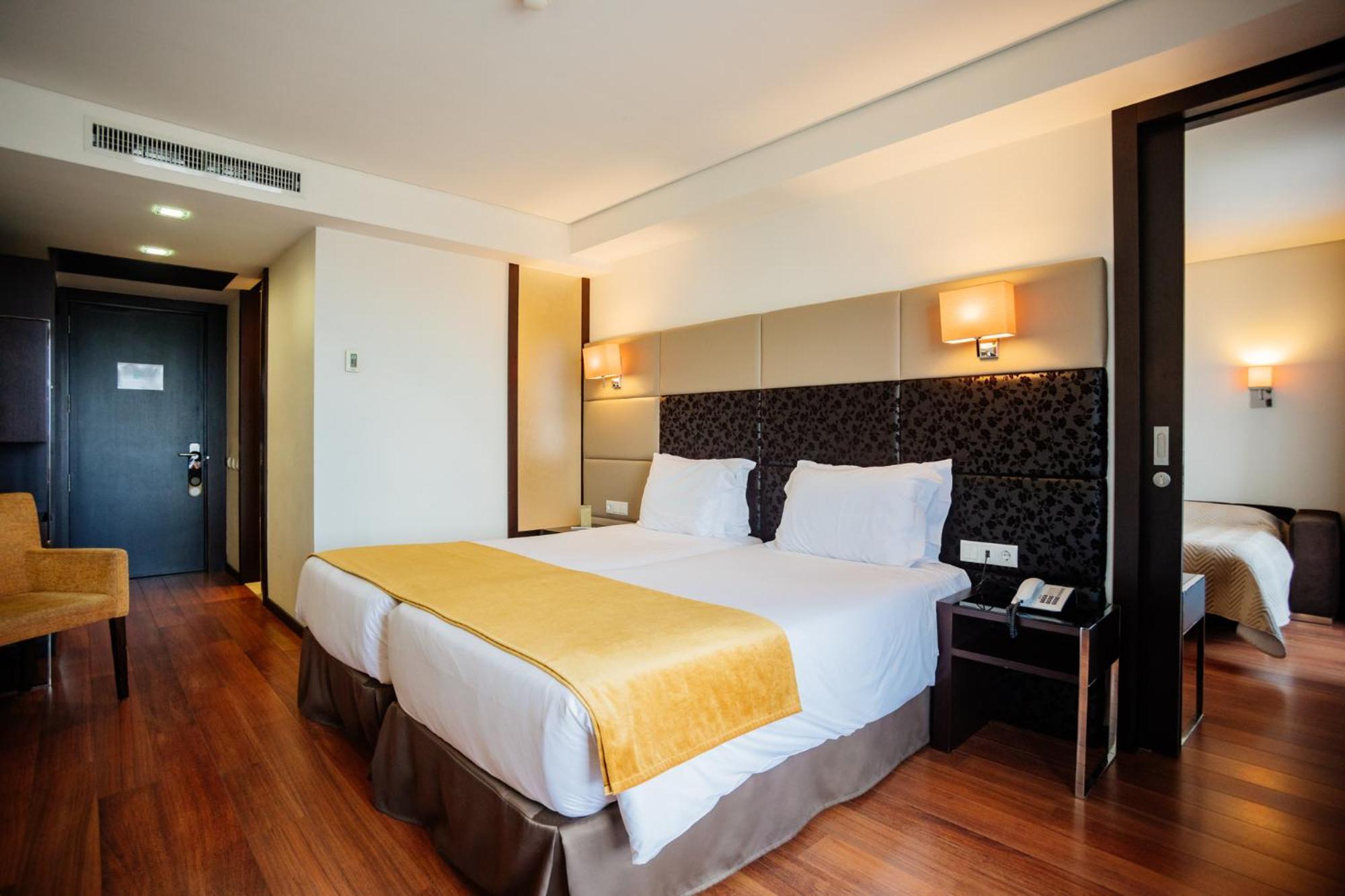 Axis Porto Business & 4*
