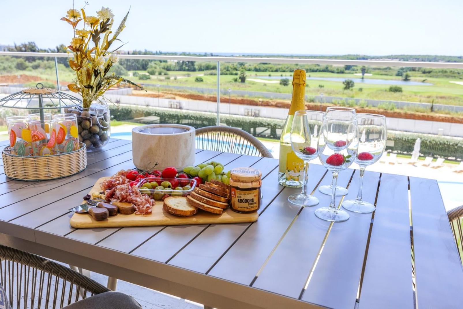 Vilamoura Luxury Retreat With Pool, Garden And Near Apartment *