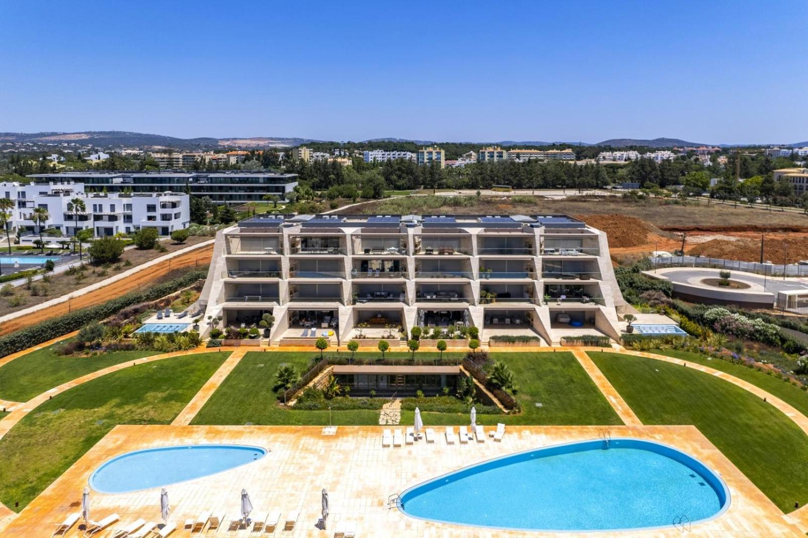Vilamoura Luxury Retreat With Pool, Garden And Near Apartment