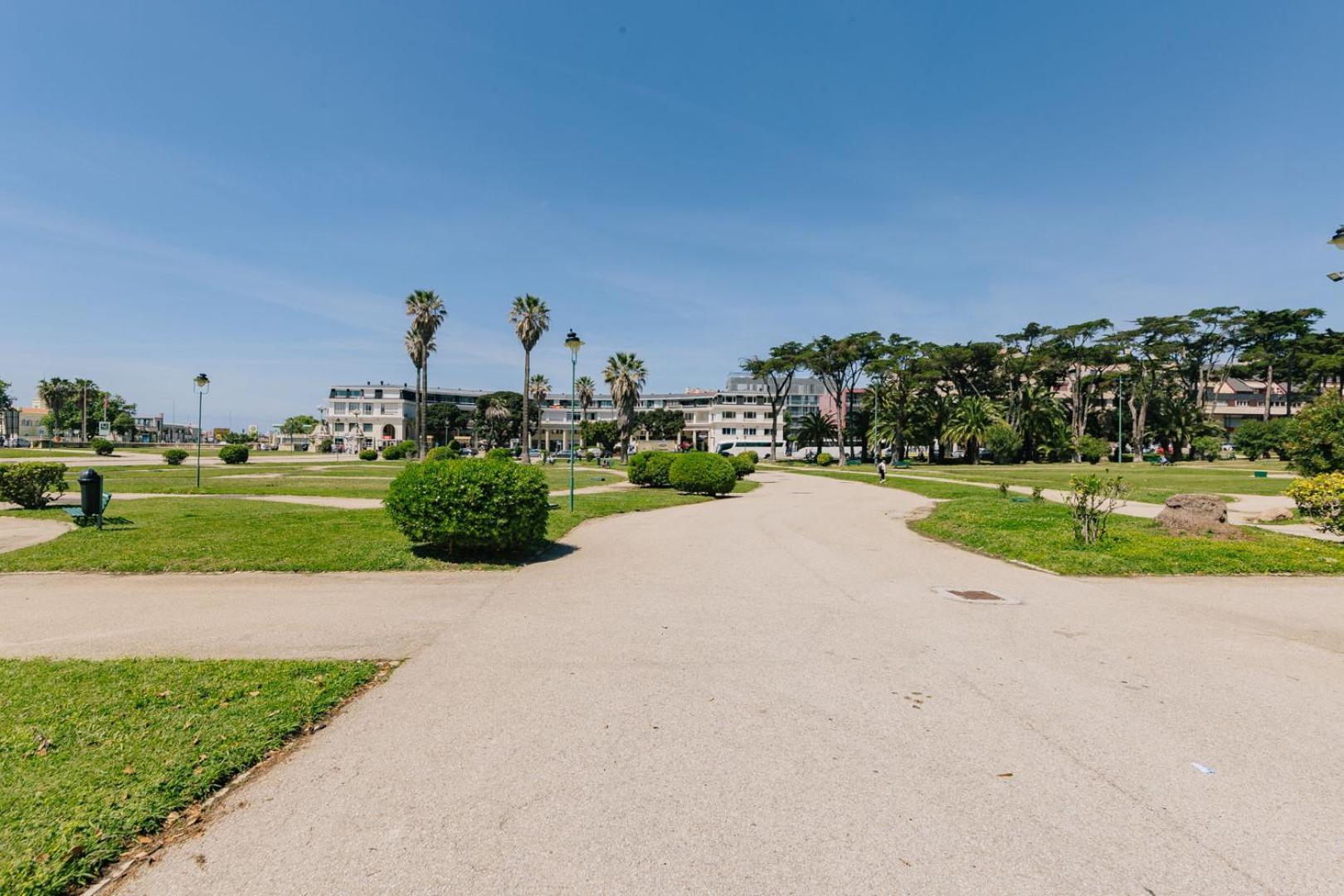Rent4rest Beachfront Apartment *