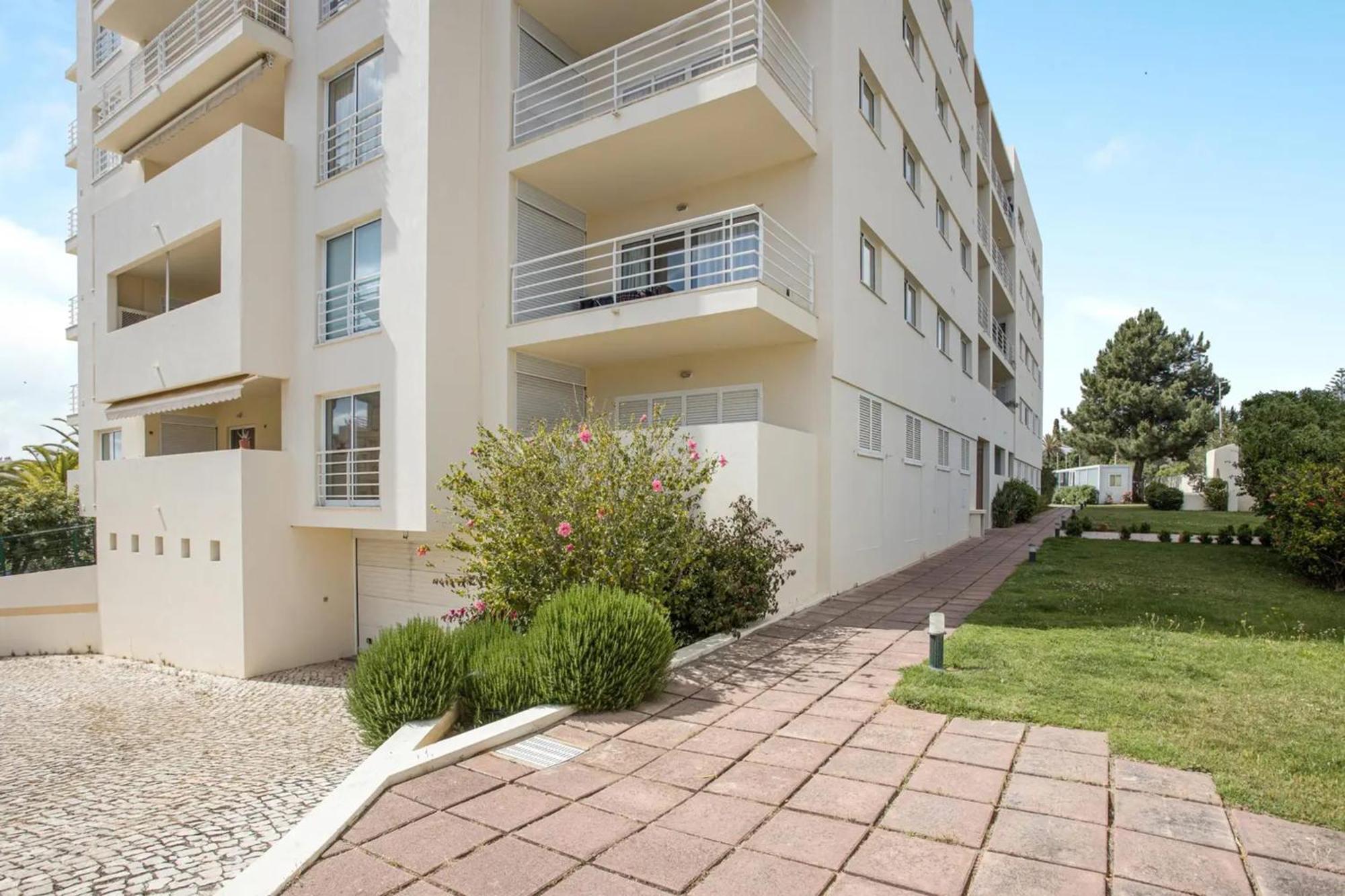 Oasis: Spacious With Shared Pool *