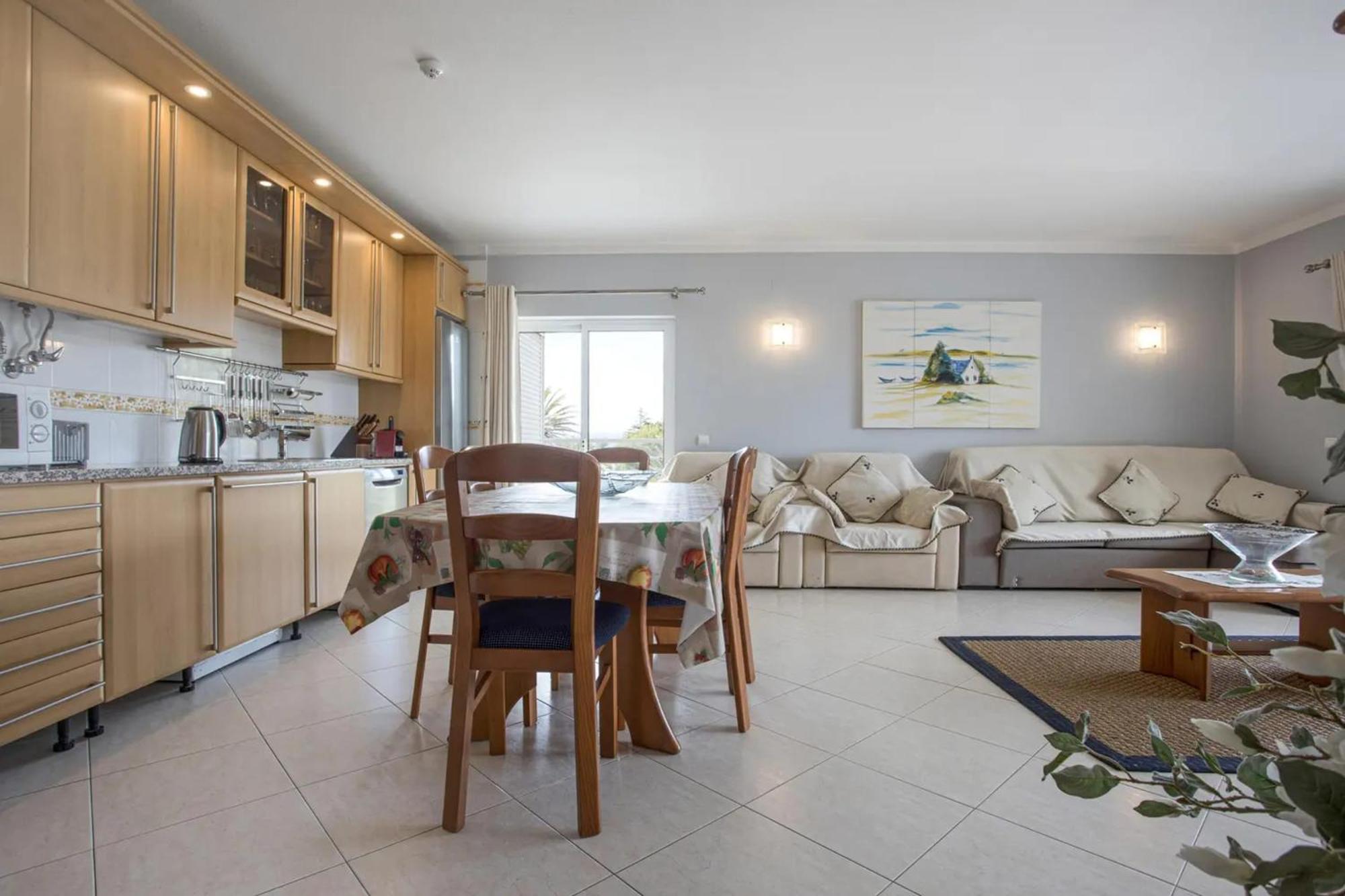 Oasis: Spacious With Shared Pool Apartment *