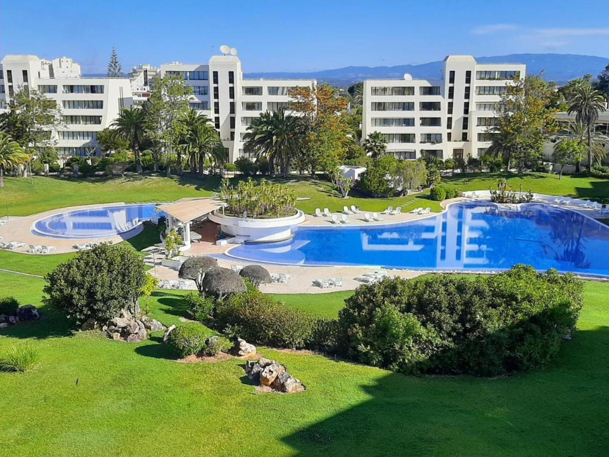 Apartment Oasis: Spacious With Shared Pool Alvor