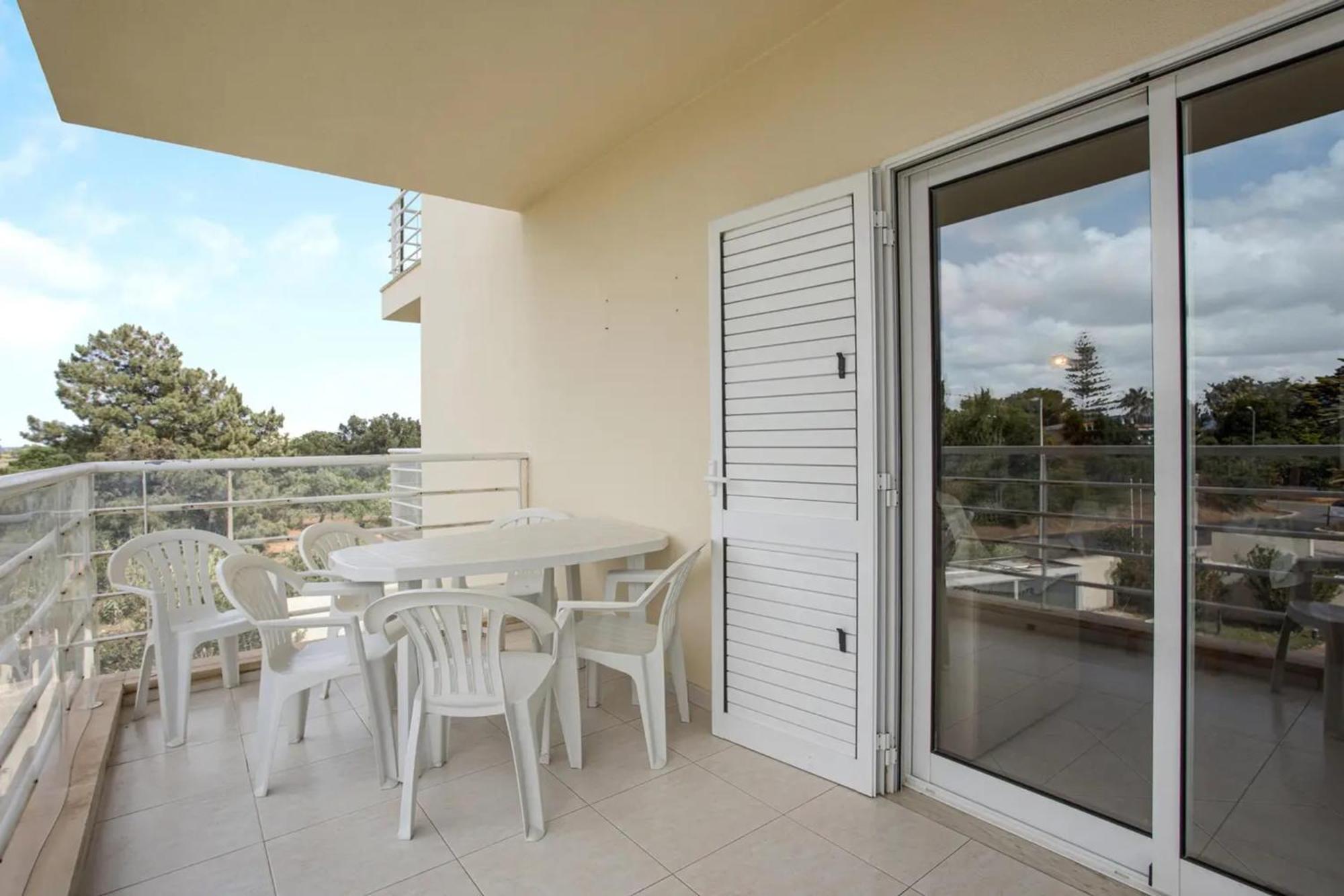 Oasis: Spacious With Shared Pool Alvor