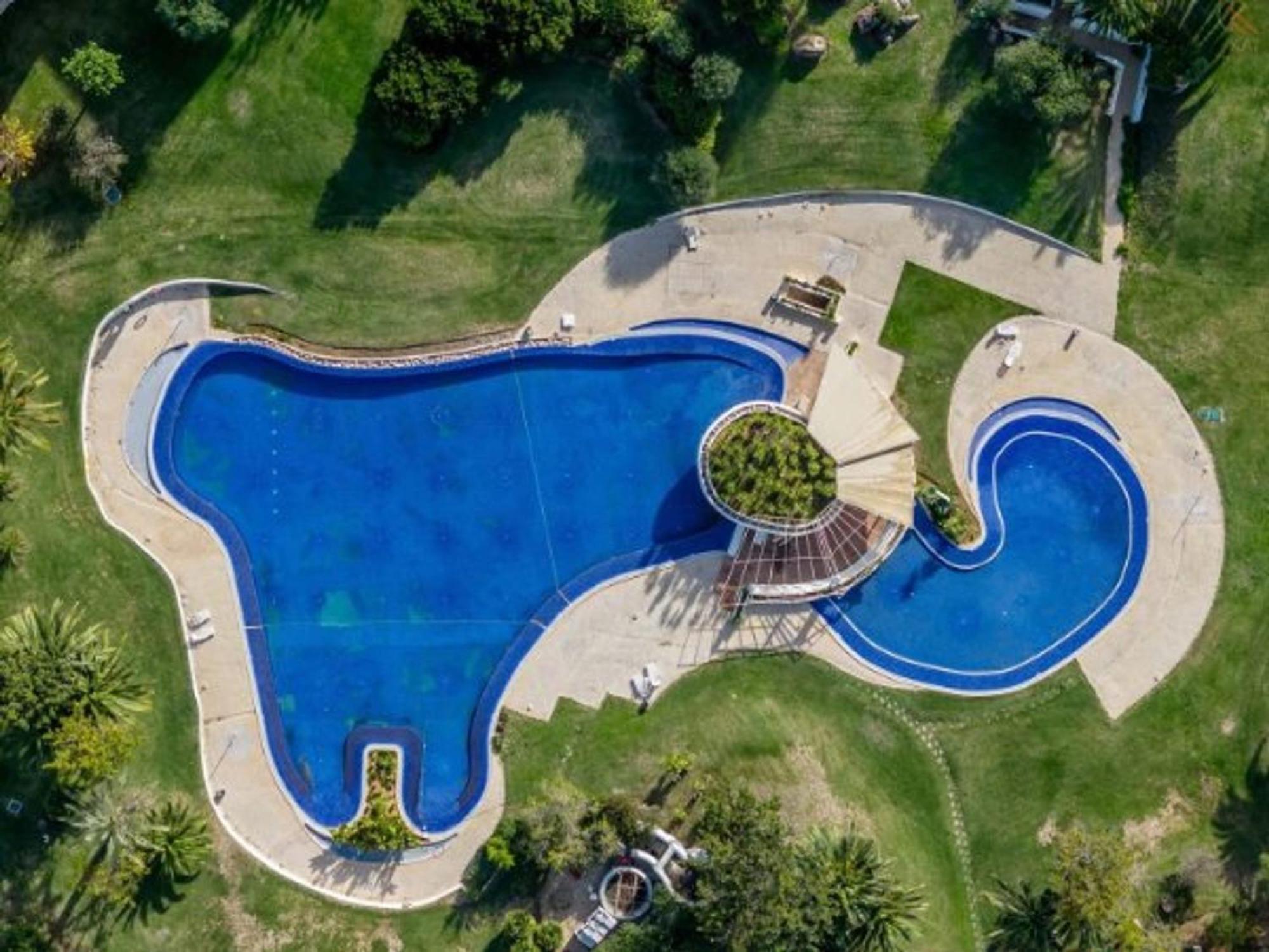 Oasis: Spacious With Shared Pool Apartment *
