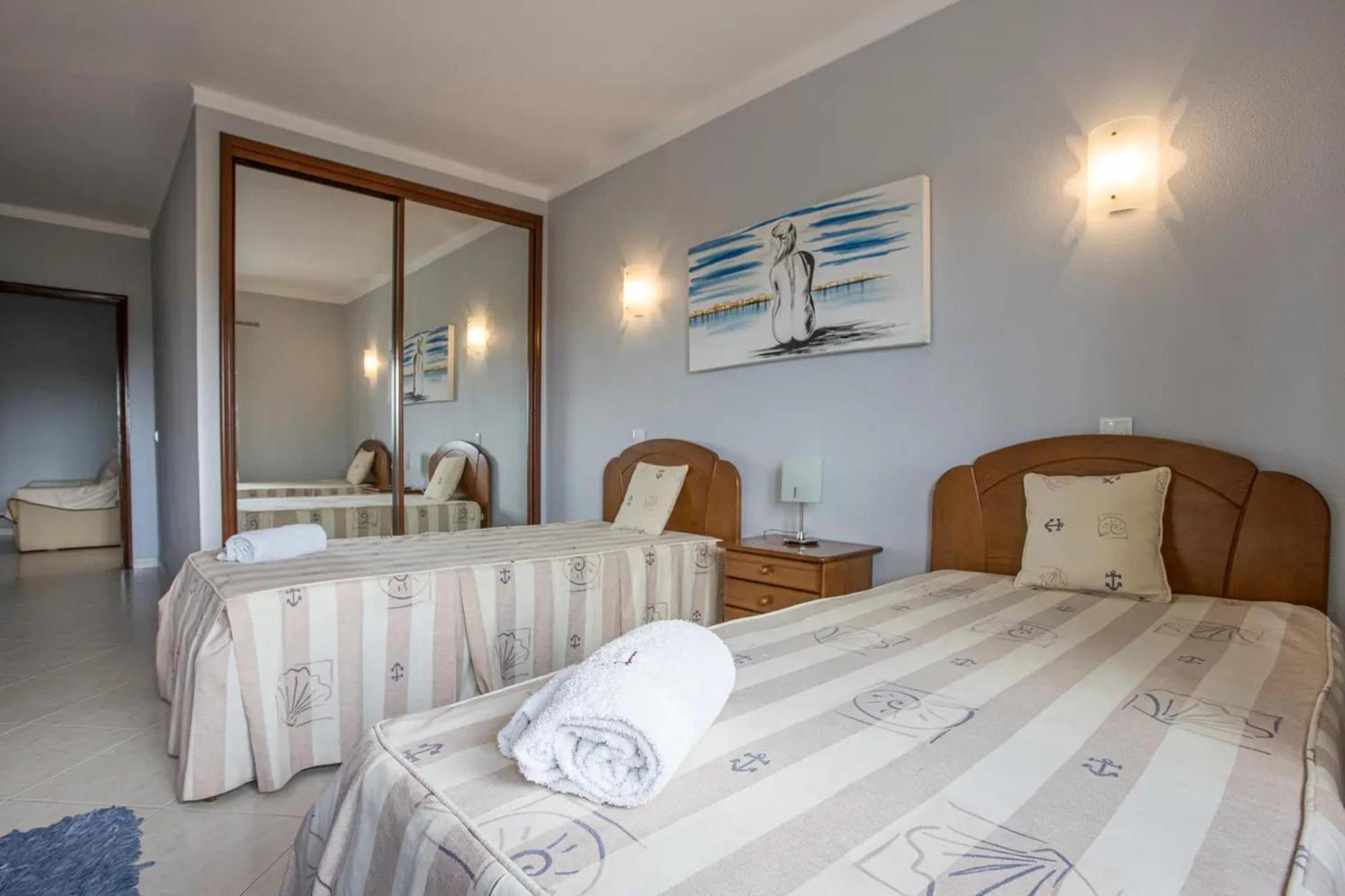 Apartment Oasis: Spacious With Shared Pool Alvor