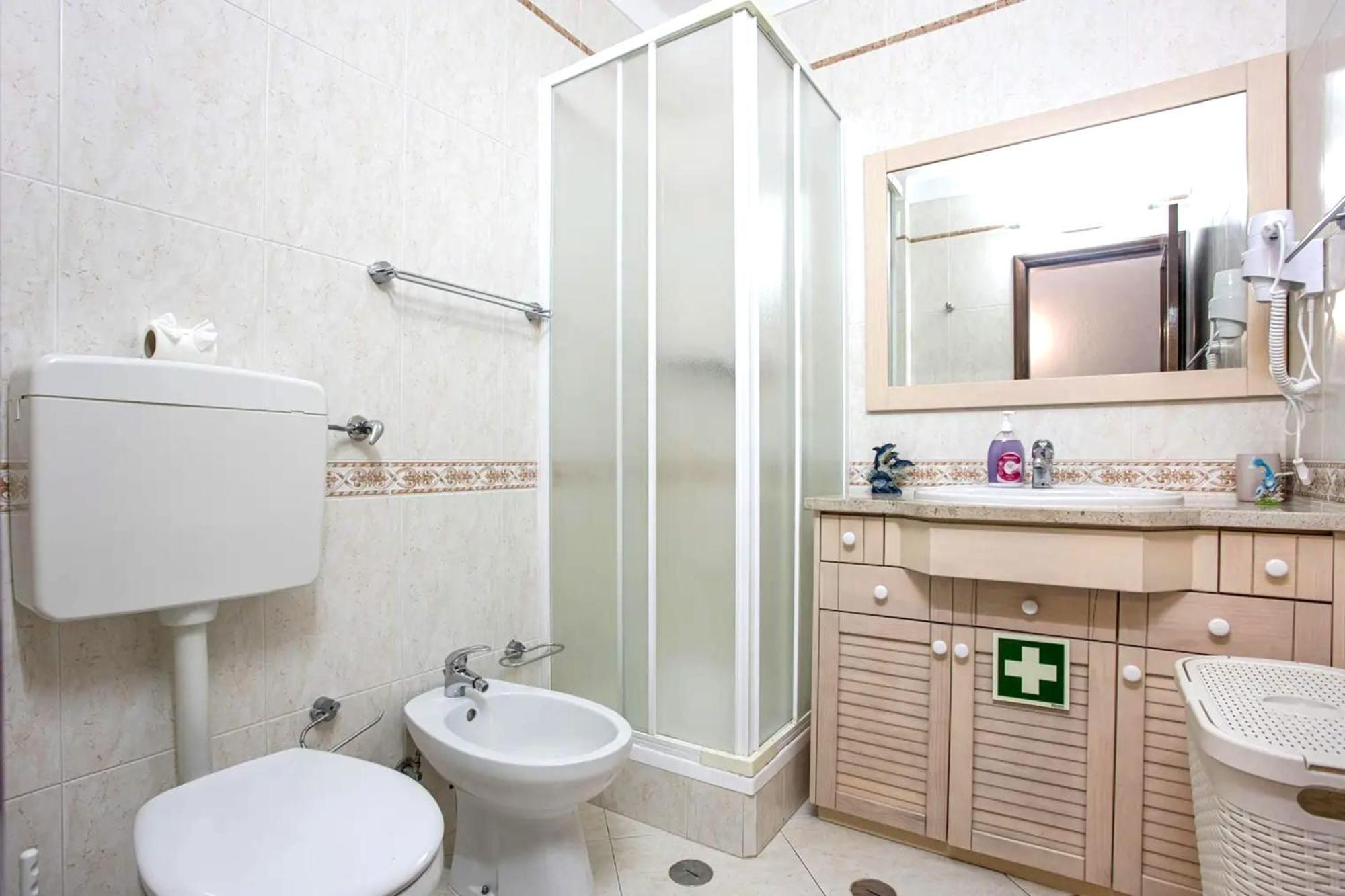 Apartment Oasis: Spacious With Shared Pool *