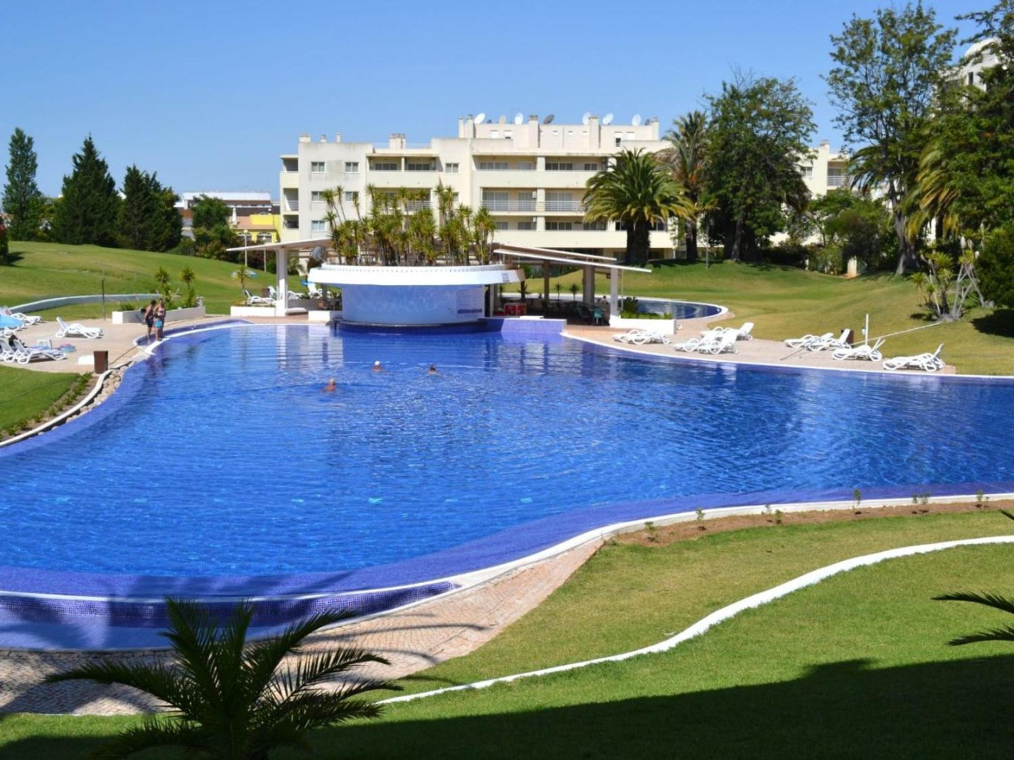Oasis: Spacious With Shared Pool *