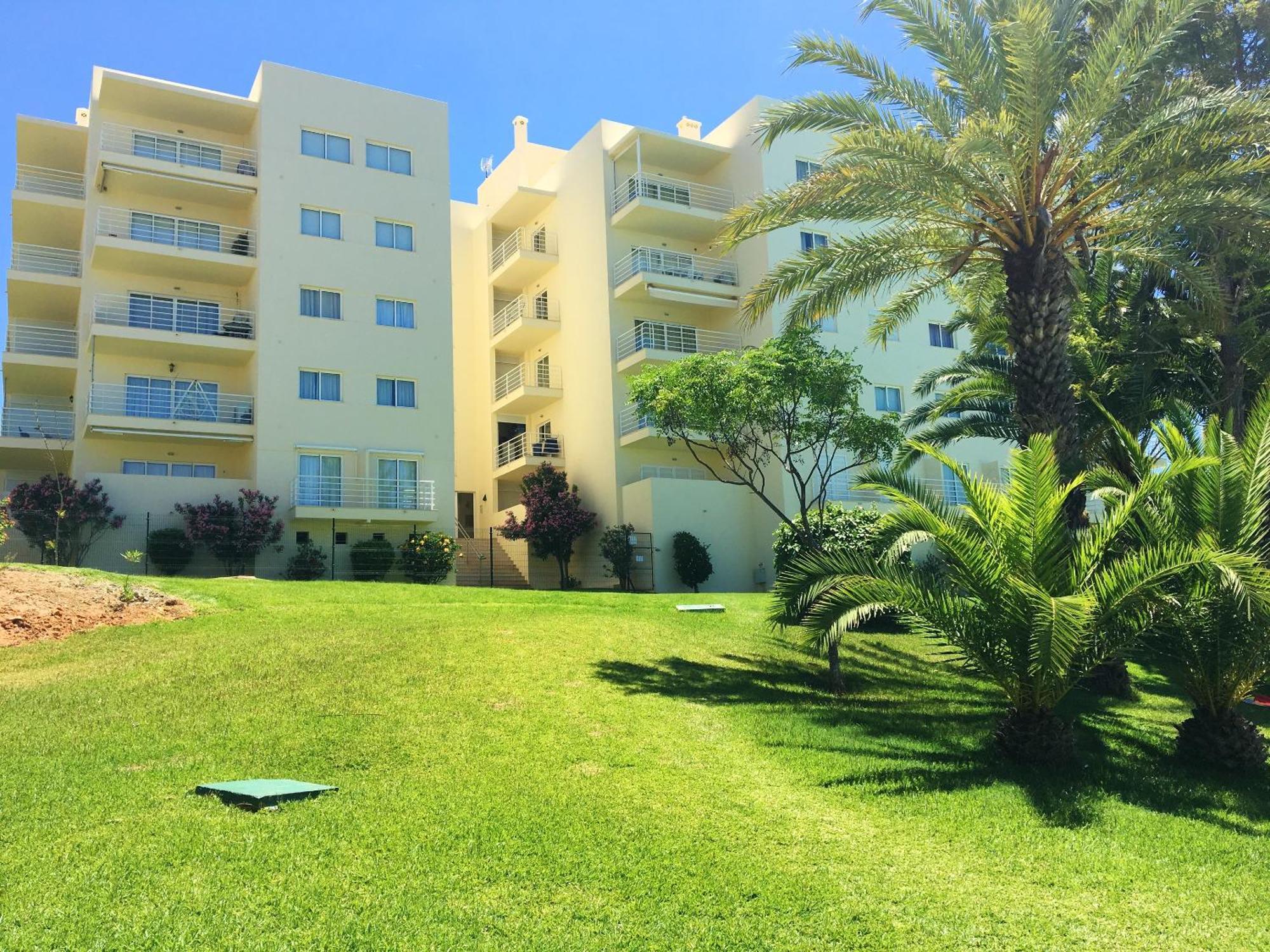 Apartment Oasis: Spacious With Shared Pool *