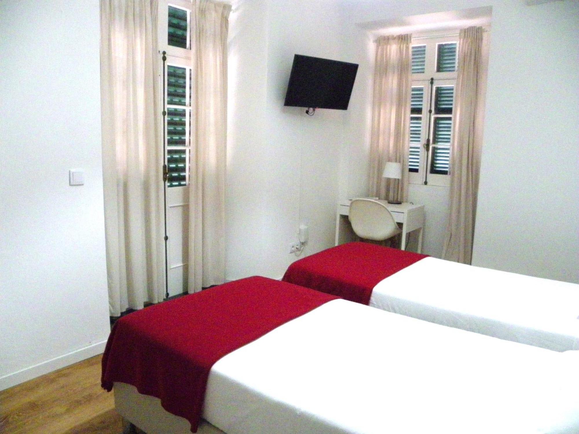 Albergue Lagoa & *