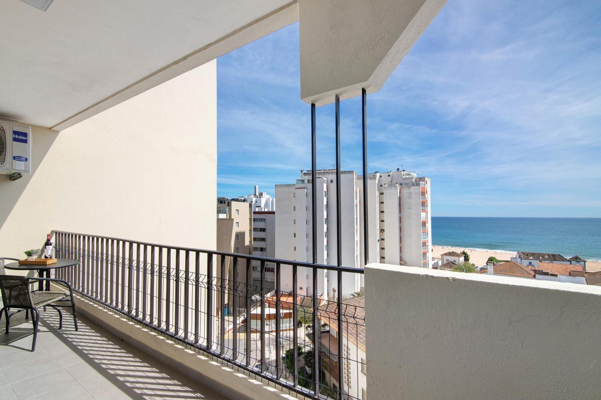 Luxury View - Da Rocha *