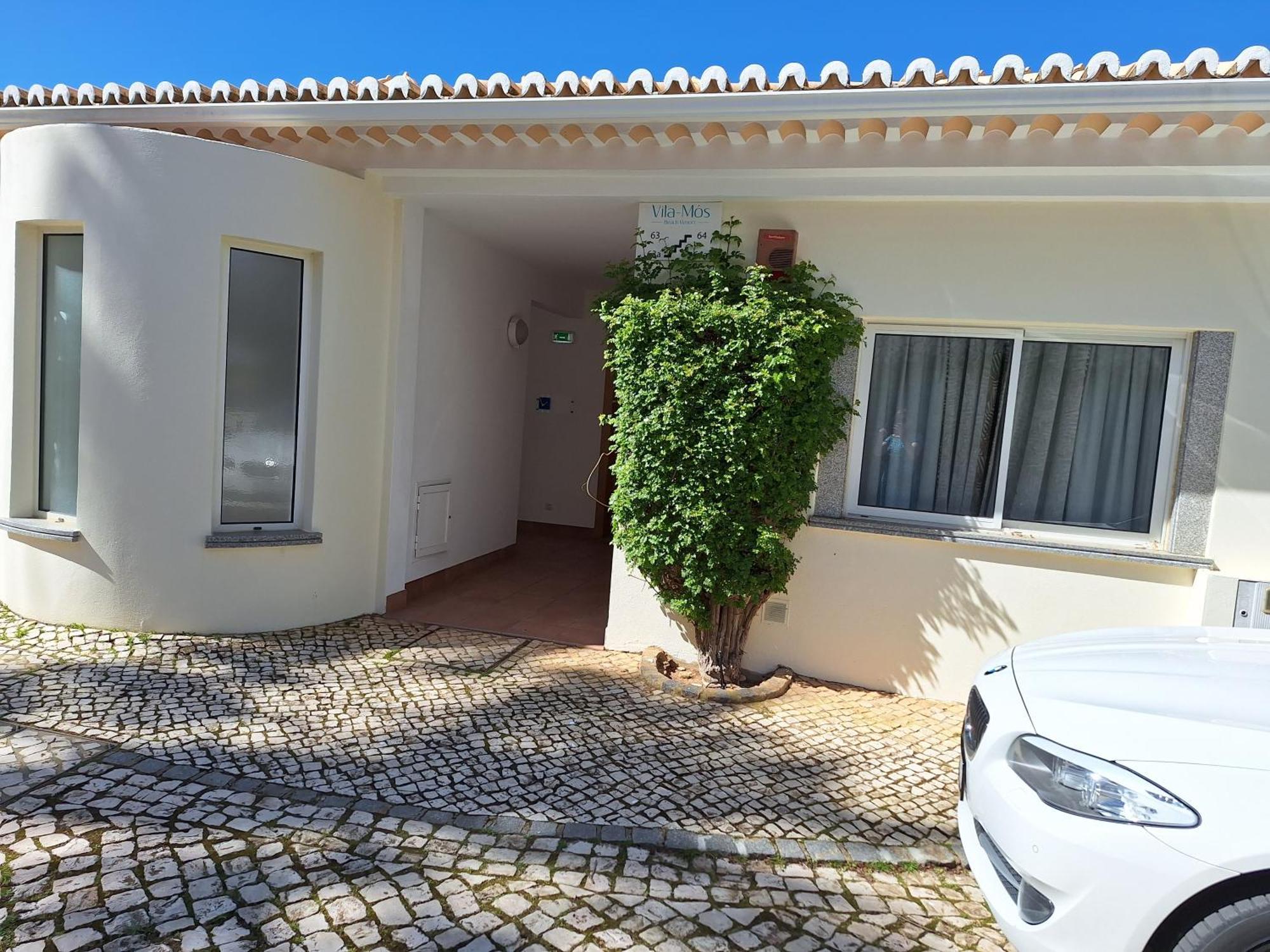 Apostol Apartment *