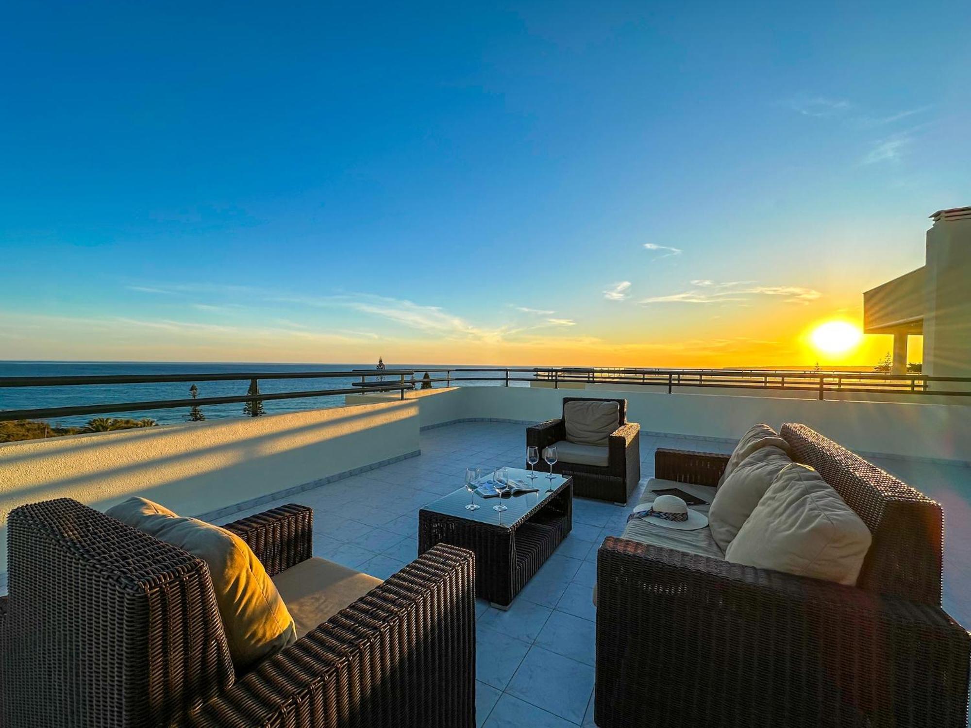 Apartment Luxury Penthouse Wstunning Sea Views, Walk To Gale