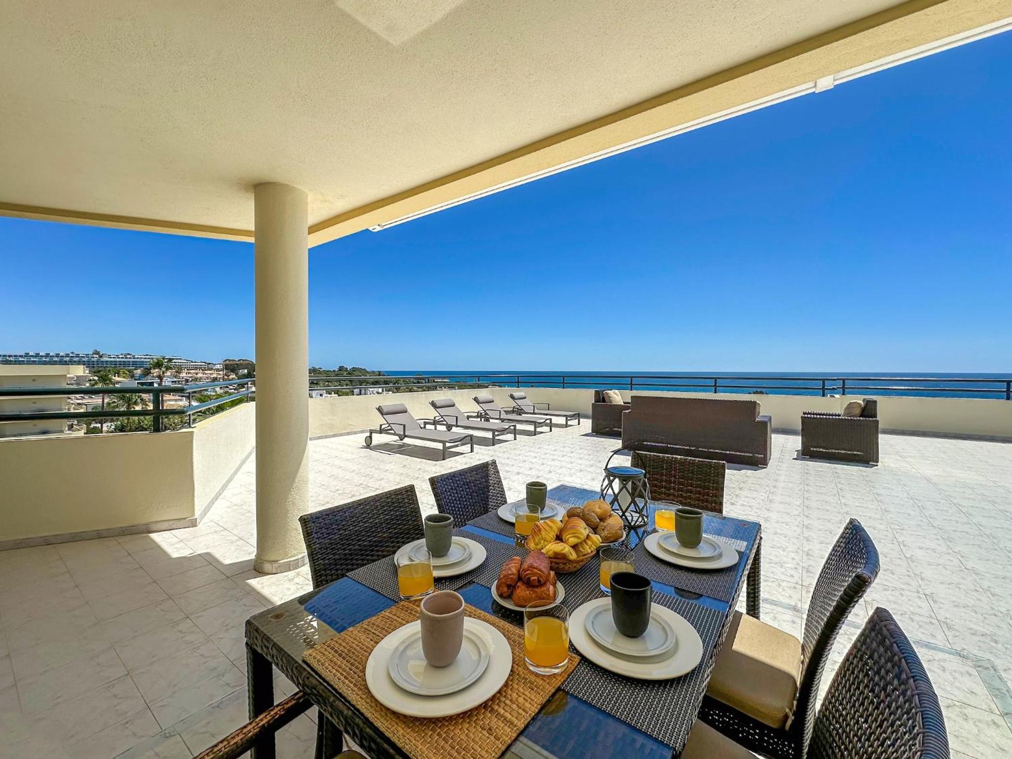 Luxury Penthouse Wstunning Sea Views, Walk To Gale