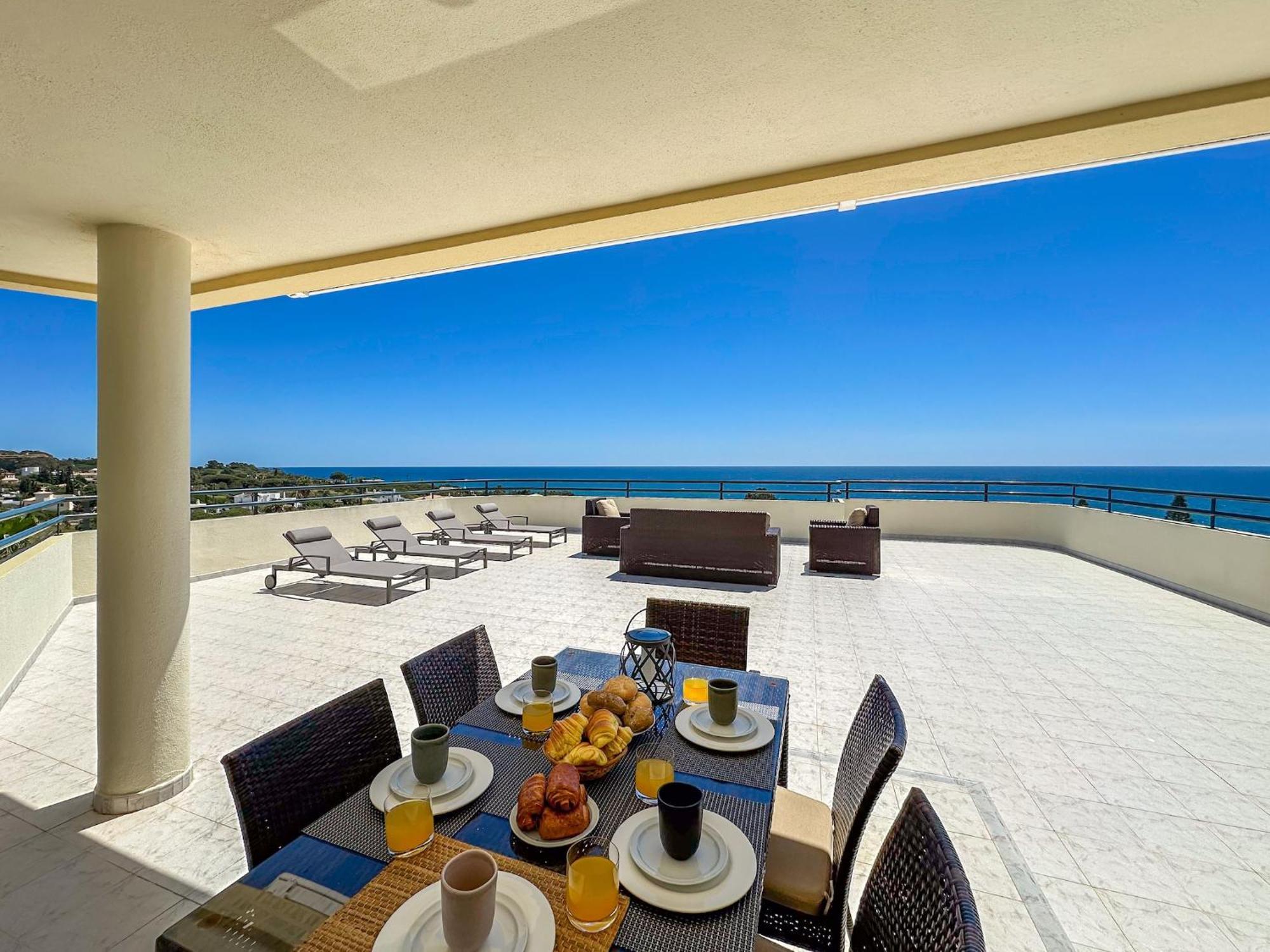 Luxury Penthouse Wstunning Sea Views, Walk To Gale