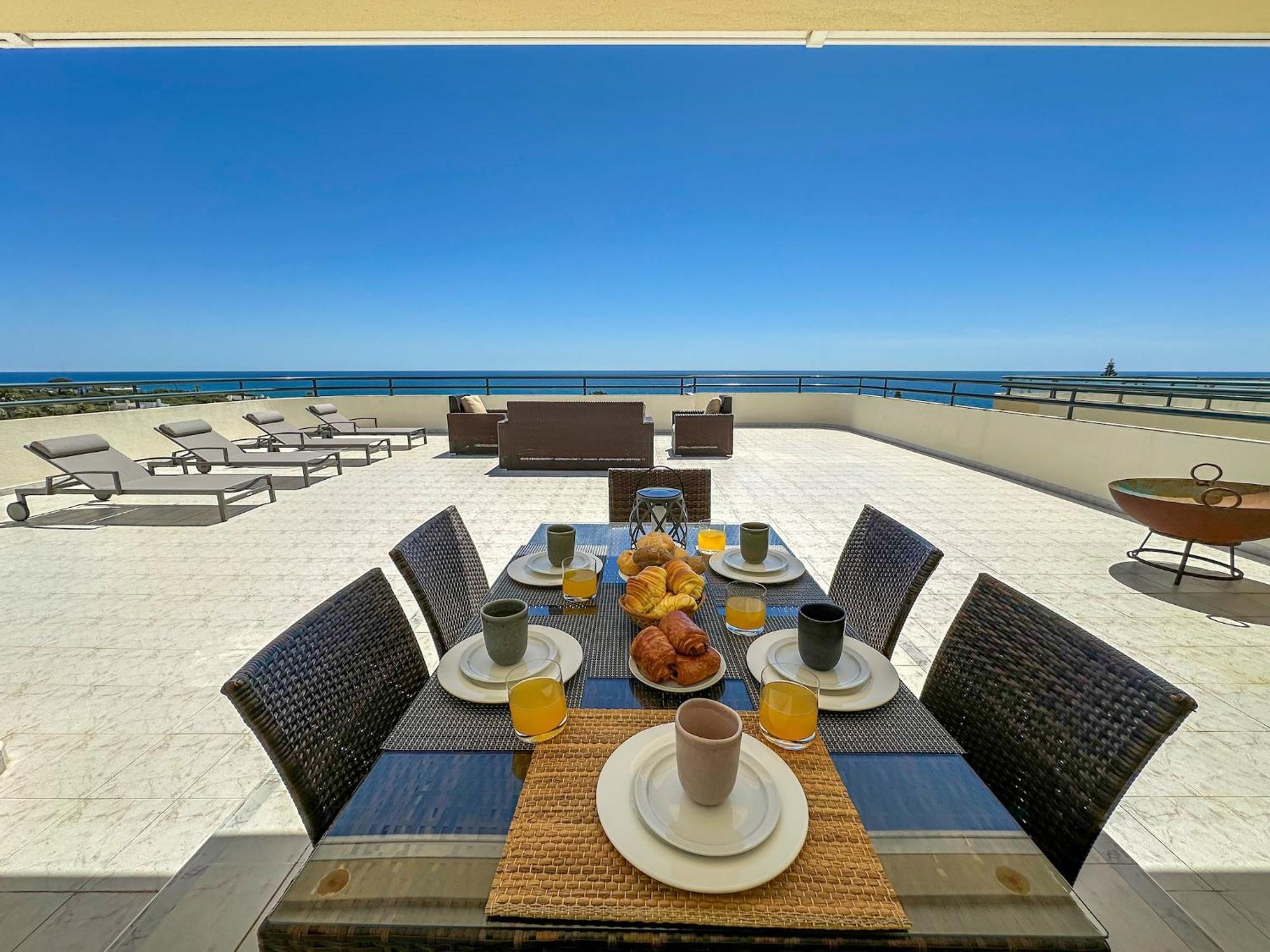 Apartment Luxury Penthouse Wstunning Sea Views, Walk To Gale *