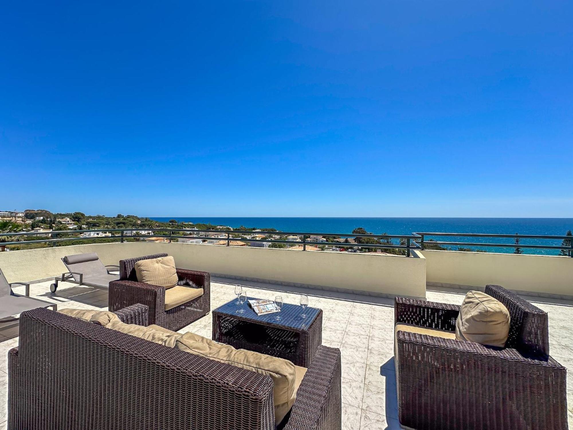 Luxury Penthouse Wstunning Sea Views, Walk To Gale
