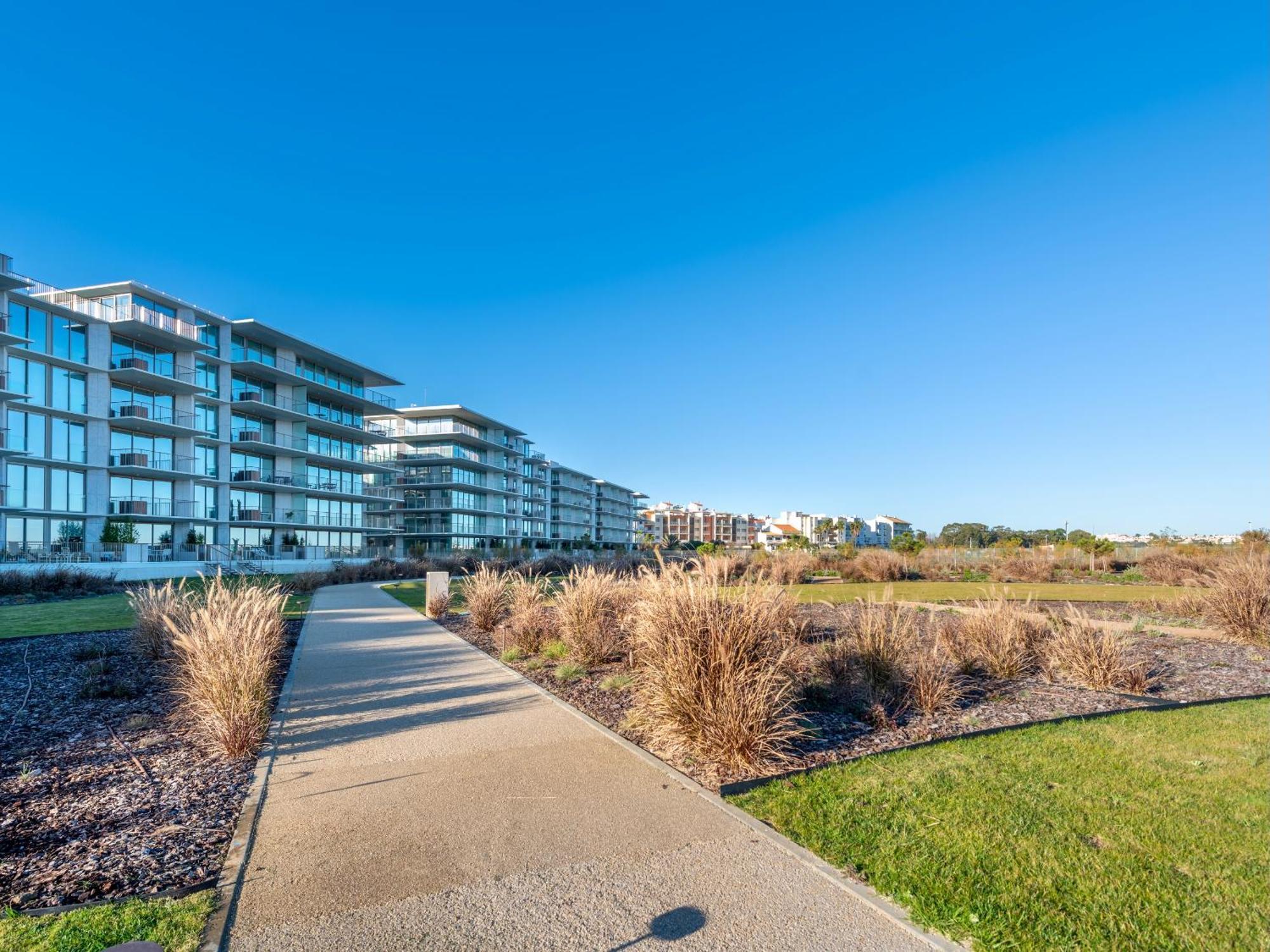 Apartment Bayline - Beachfront Bliss & By Bedzy *