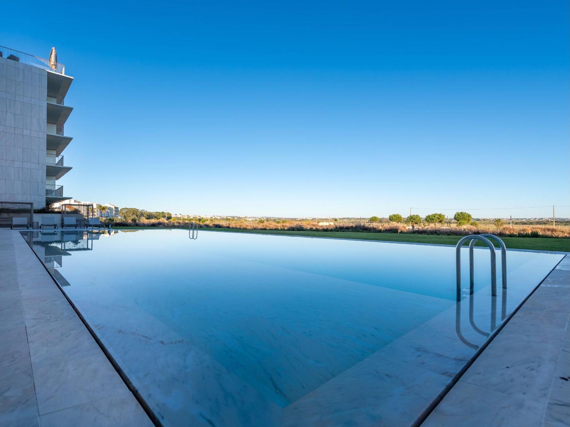 Apartment Bayline - Beachfront Bliss & By Bedzy