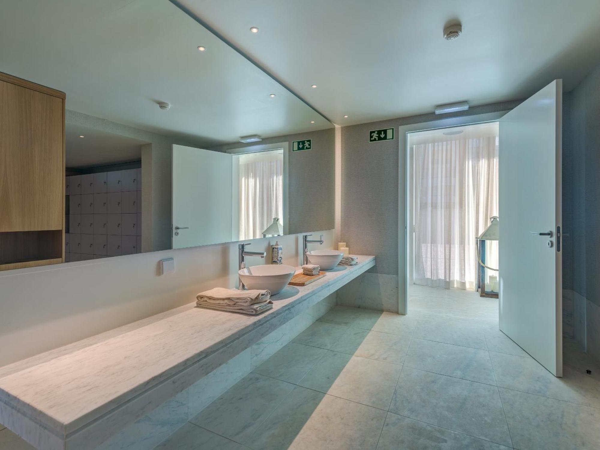 Apartment Bayline - Beachfront Bliss & By Bedzy *