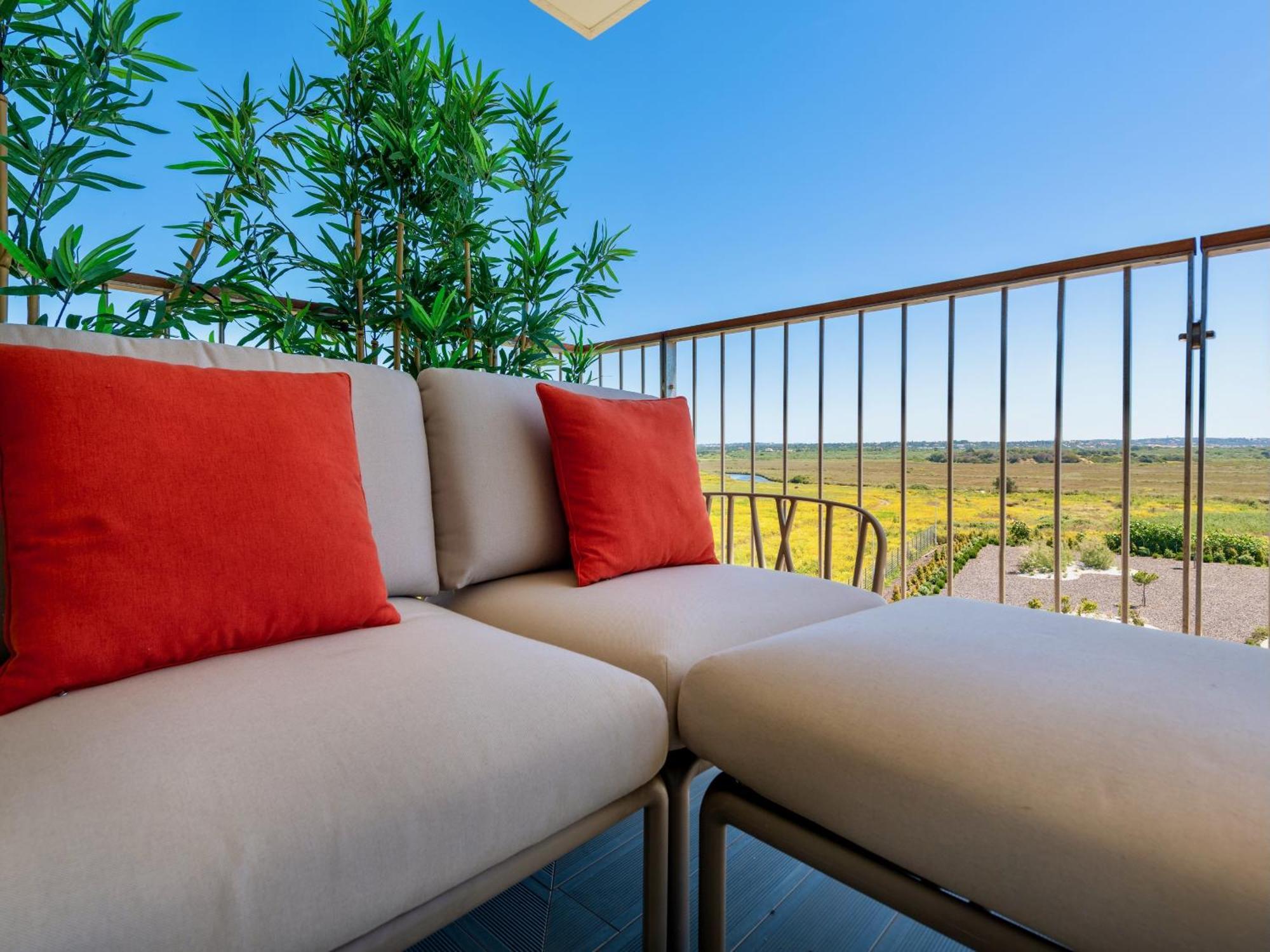 Apartment Bayline - Beachfront Bliss & By Bedzy Armacao de Pera