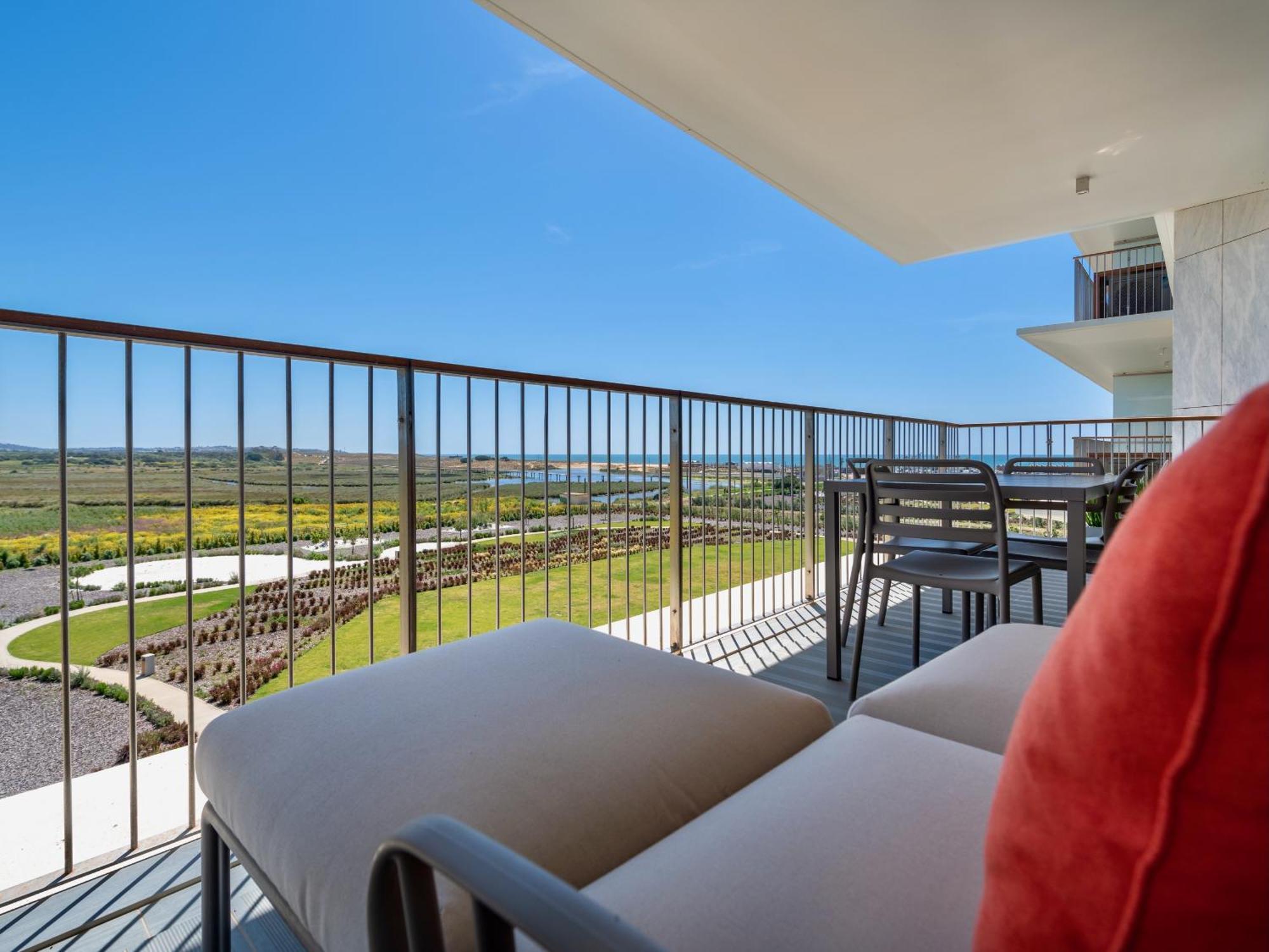 Apartment Bayline - Beachfront Bliss & By Bedzy