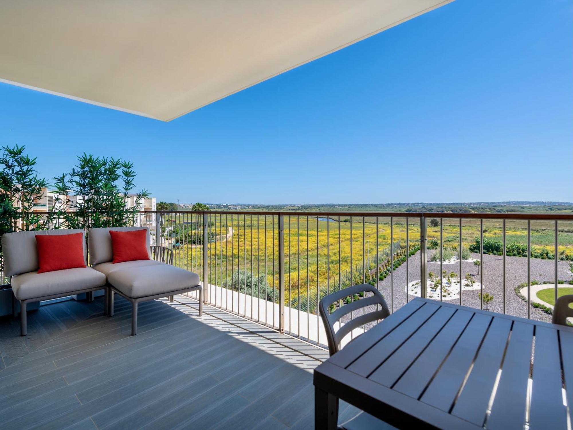 Apartment Bayline - Beachfront Bliss & By Bedzy Armacao de Pera
