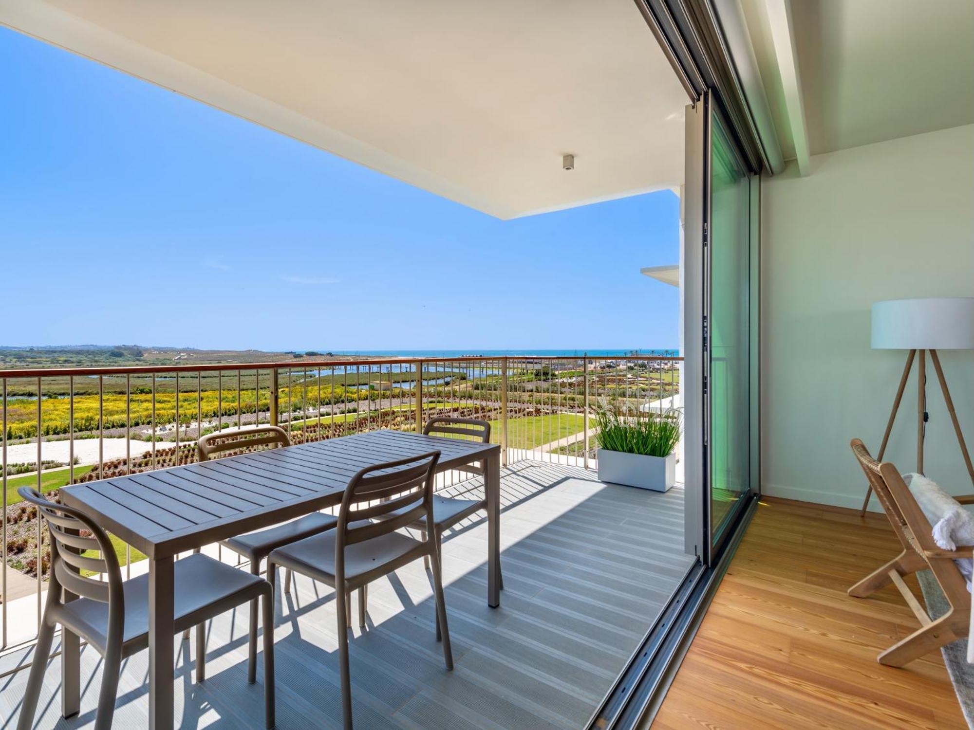 Apartment Bayline - Beachfront Bliss & By Bedzy *