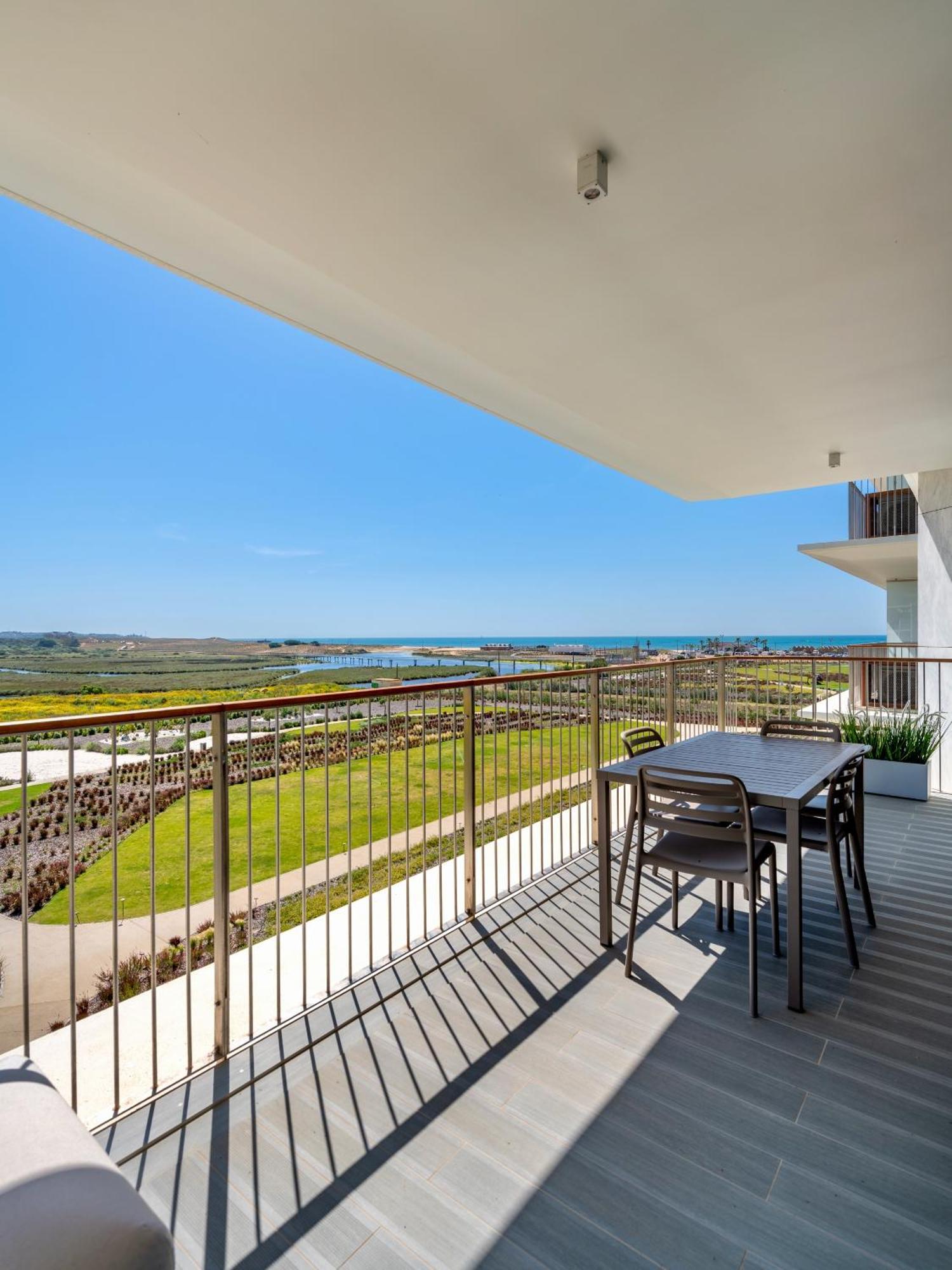 Apartment Bayline - Beachfront Bliss & By Bedzy *