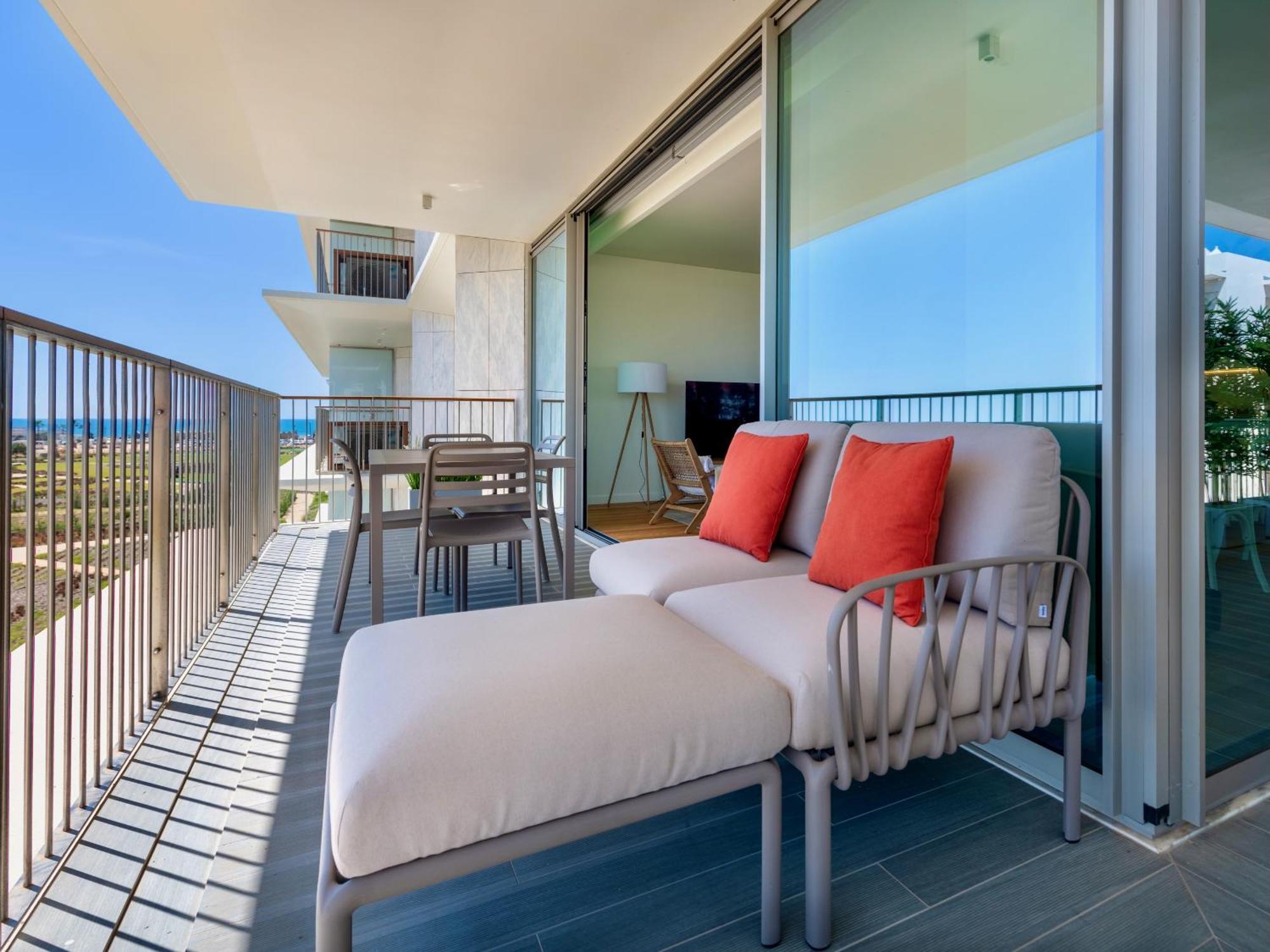 Apartment Bayline - Beachfront Bliss & By Bedzy