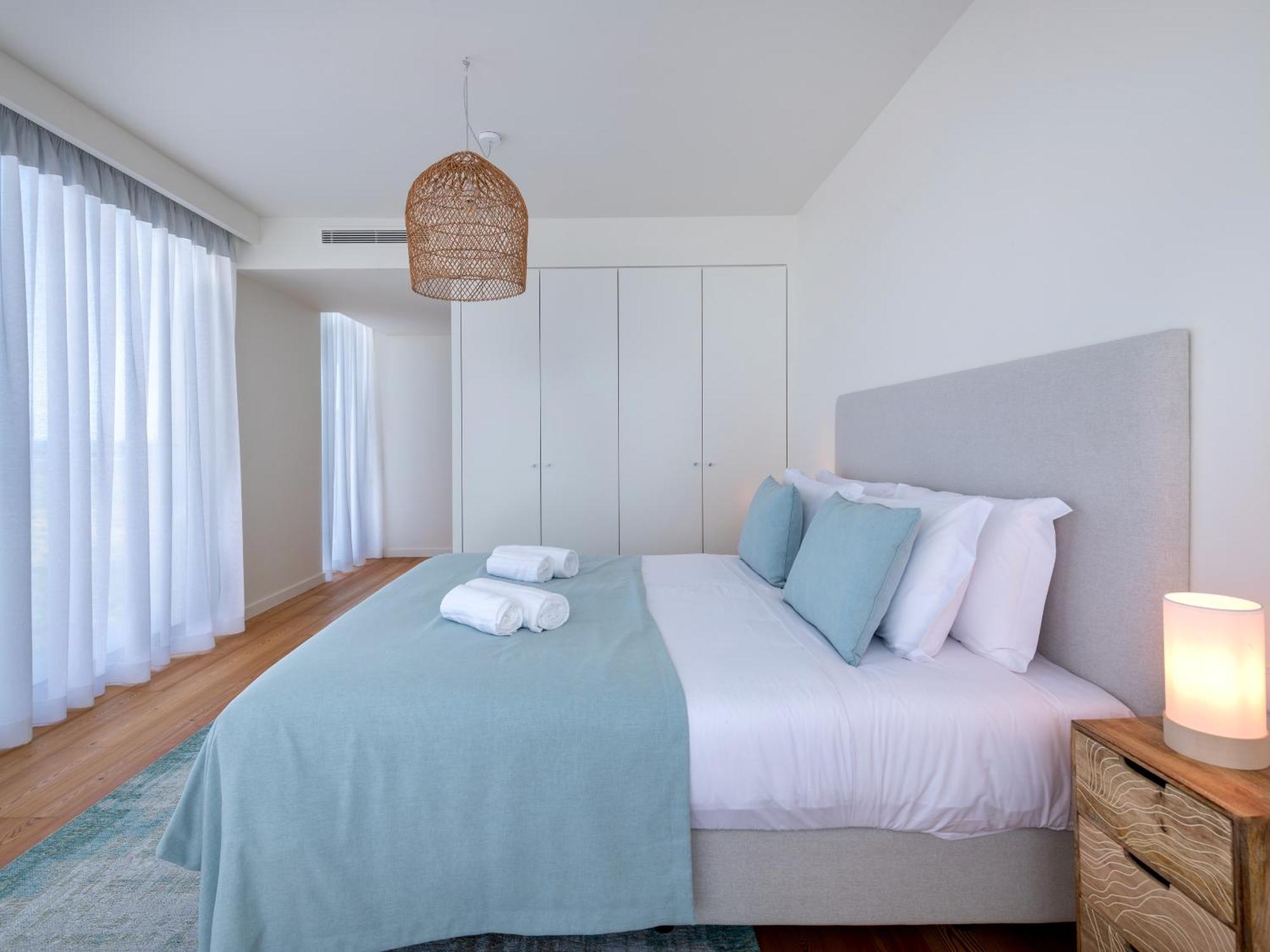 Apartment Bayline - Beachfront Bliss & By Bedzy *