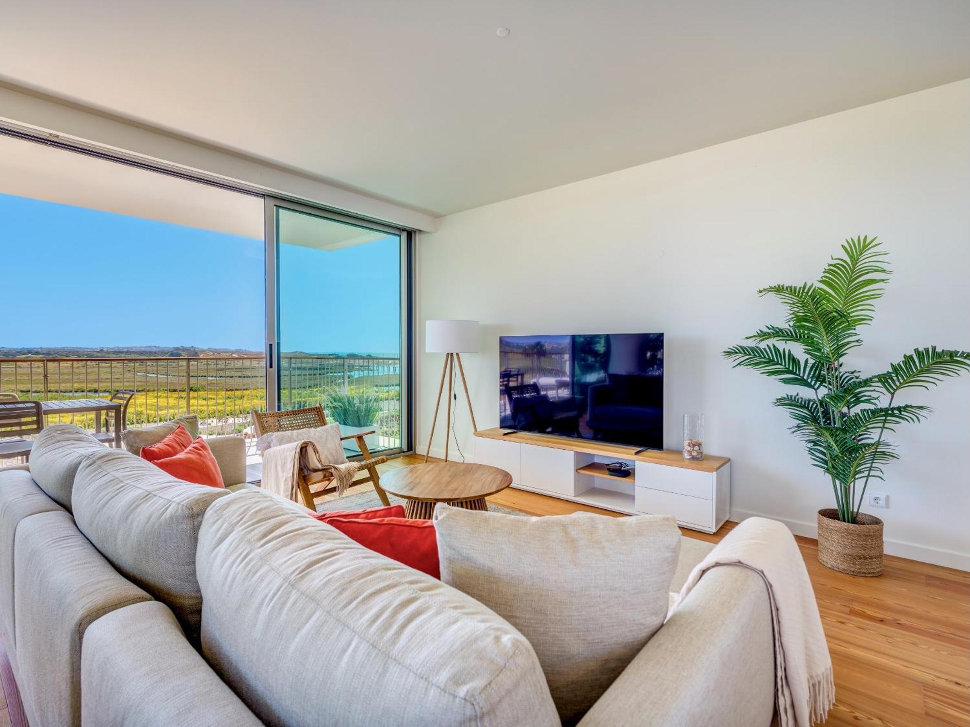 Apartment Bayline - Beachfront Bliss & By Bedzy