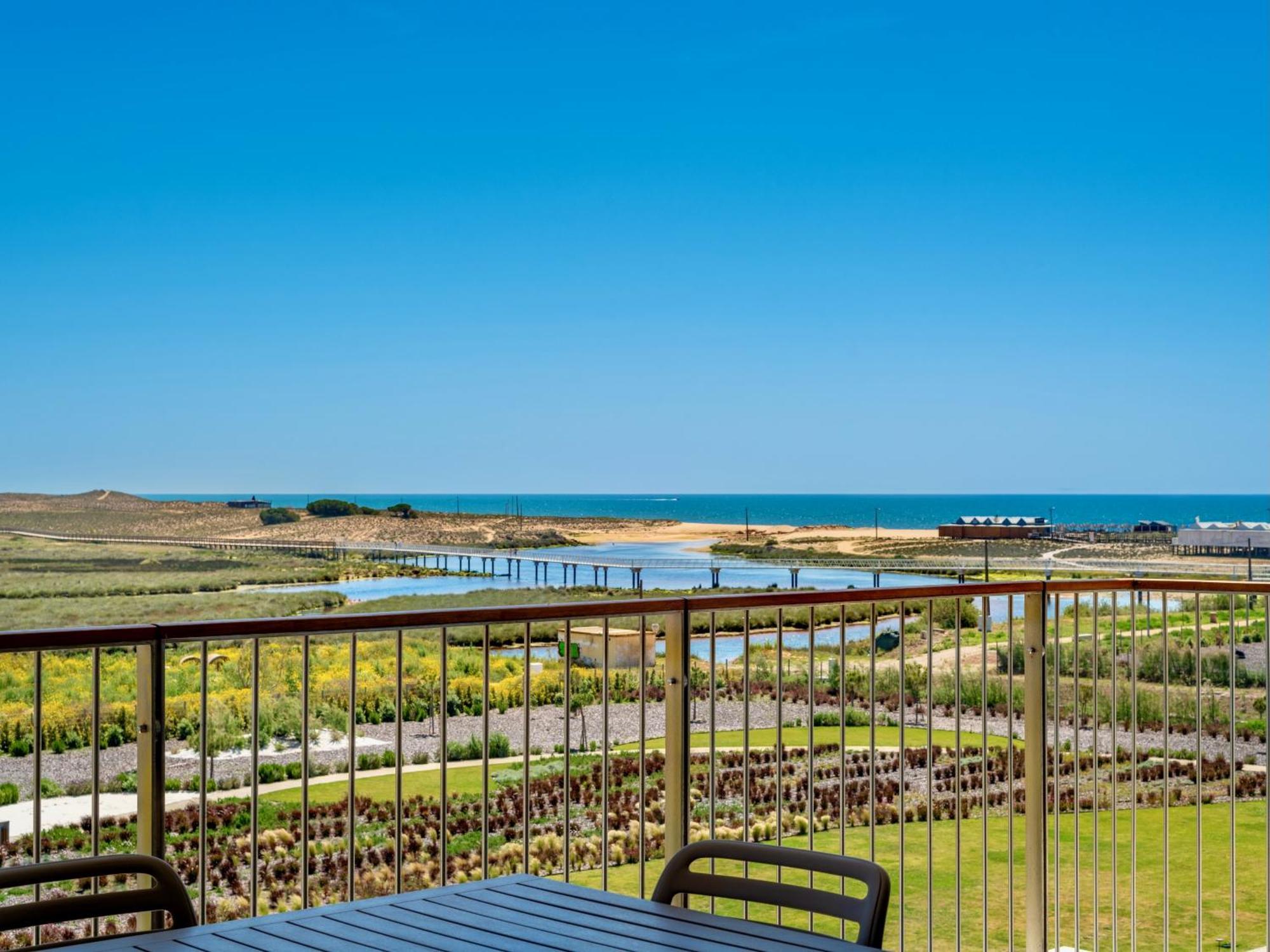 Apartment Bayline - Beachfront Bliss & By Bedzy *