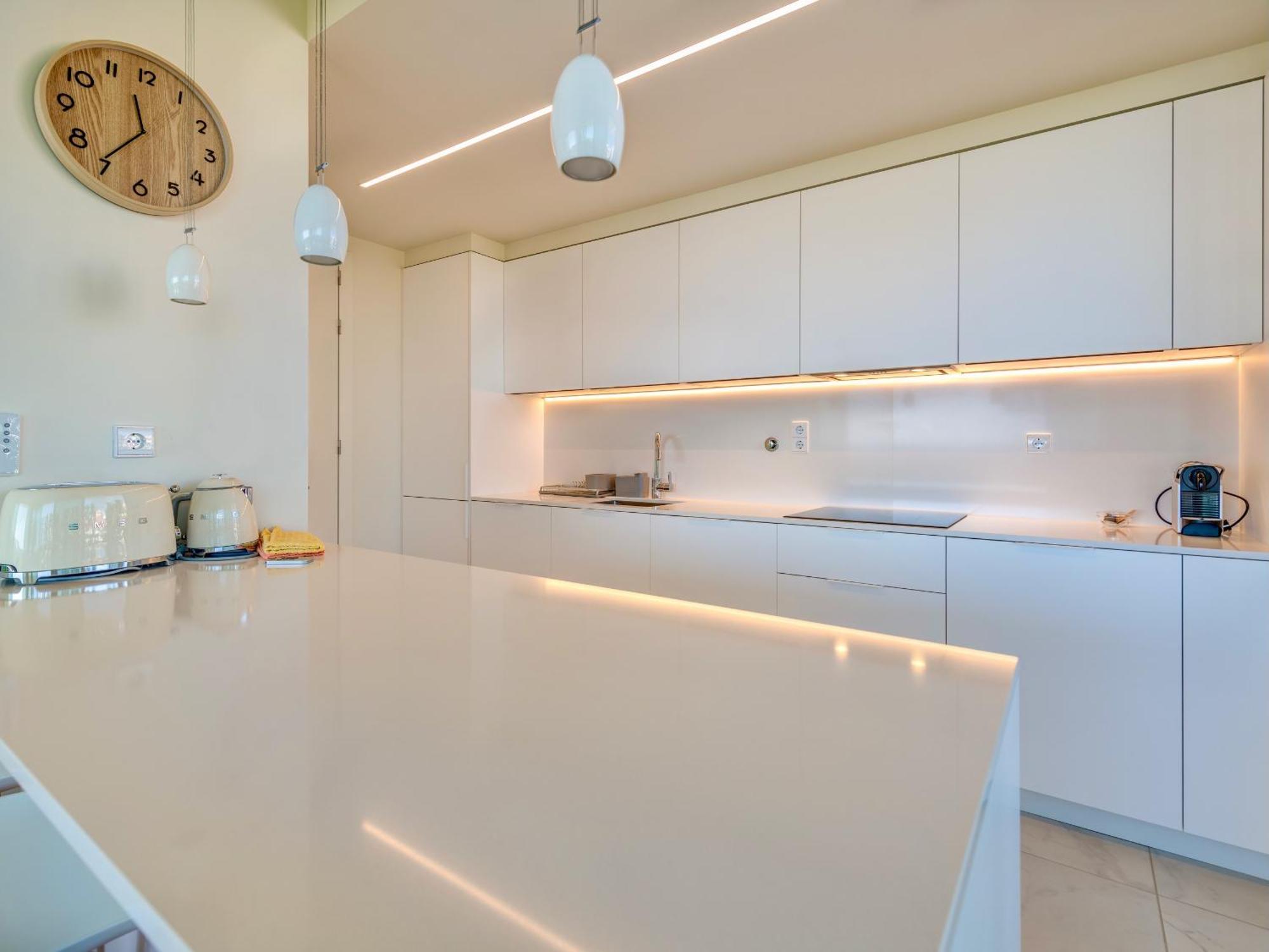 Apartment Bayline - Beachfront Bliss & By Bedzy *