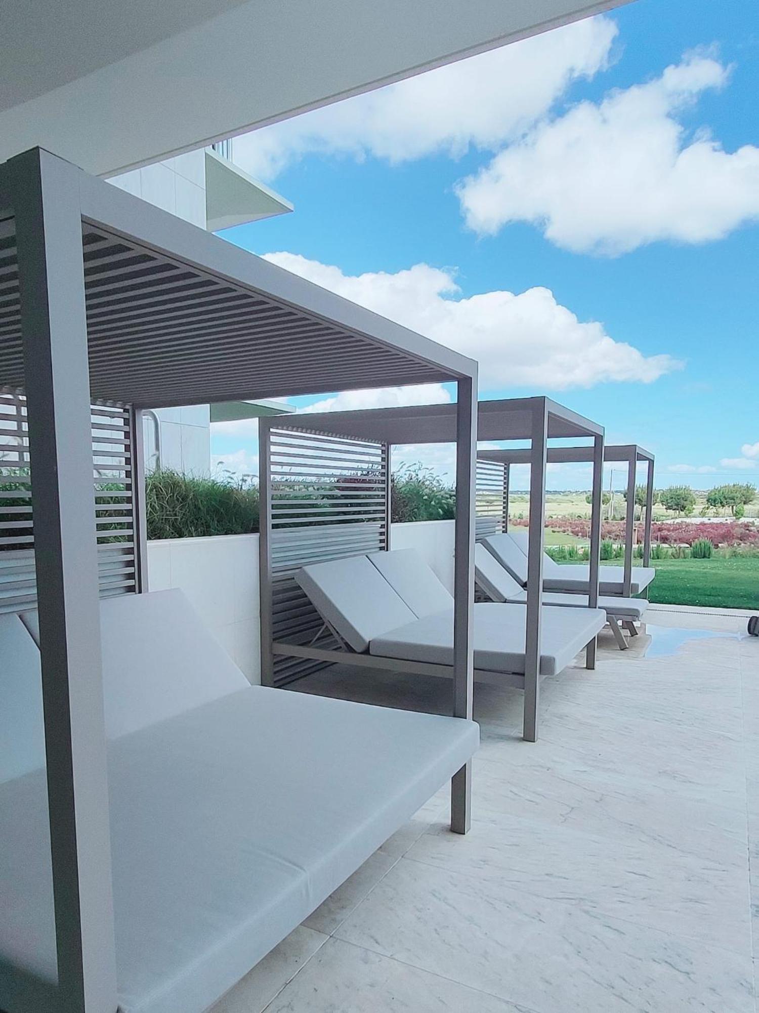 Bayline- Beachfront And Pool Apartment