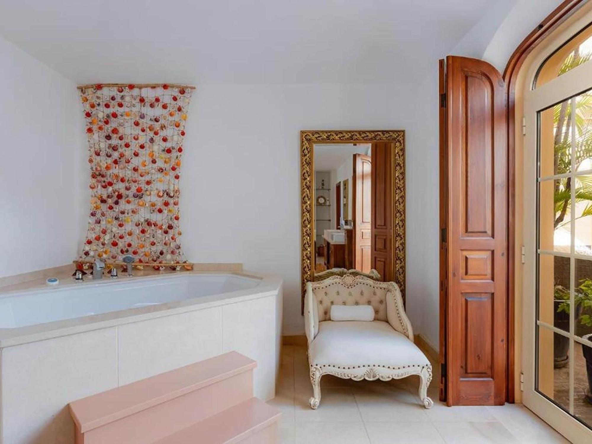 Luxury With Gym, Jacuzzi And Swimming Pool *