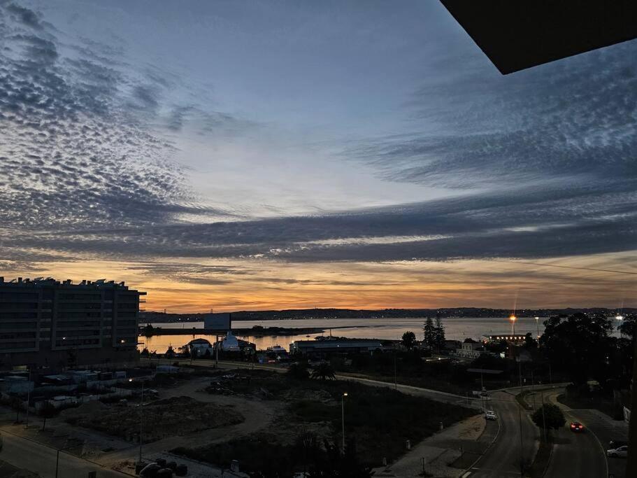 Apartment River Terrace & Pool View - Seixal *